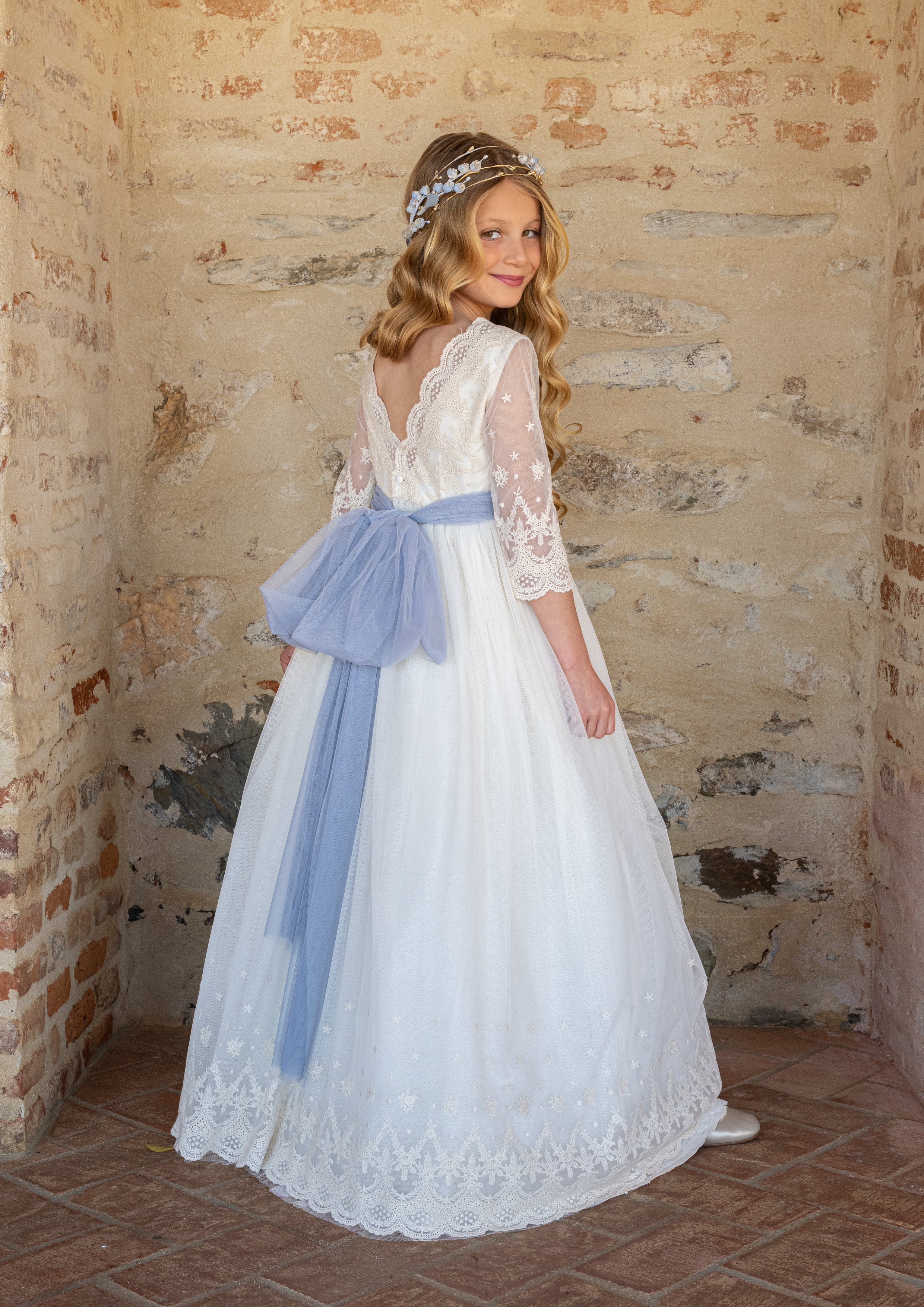 Vestido ALMA de comunión para niña de la marca Manuela Macías (corona de flores incluida)