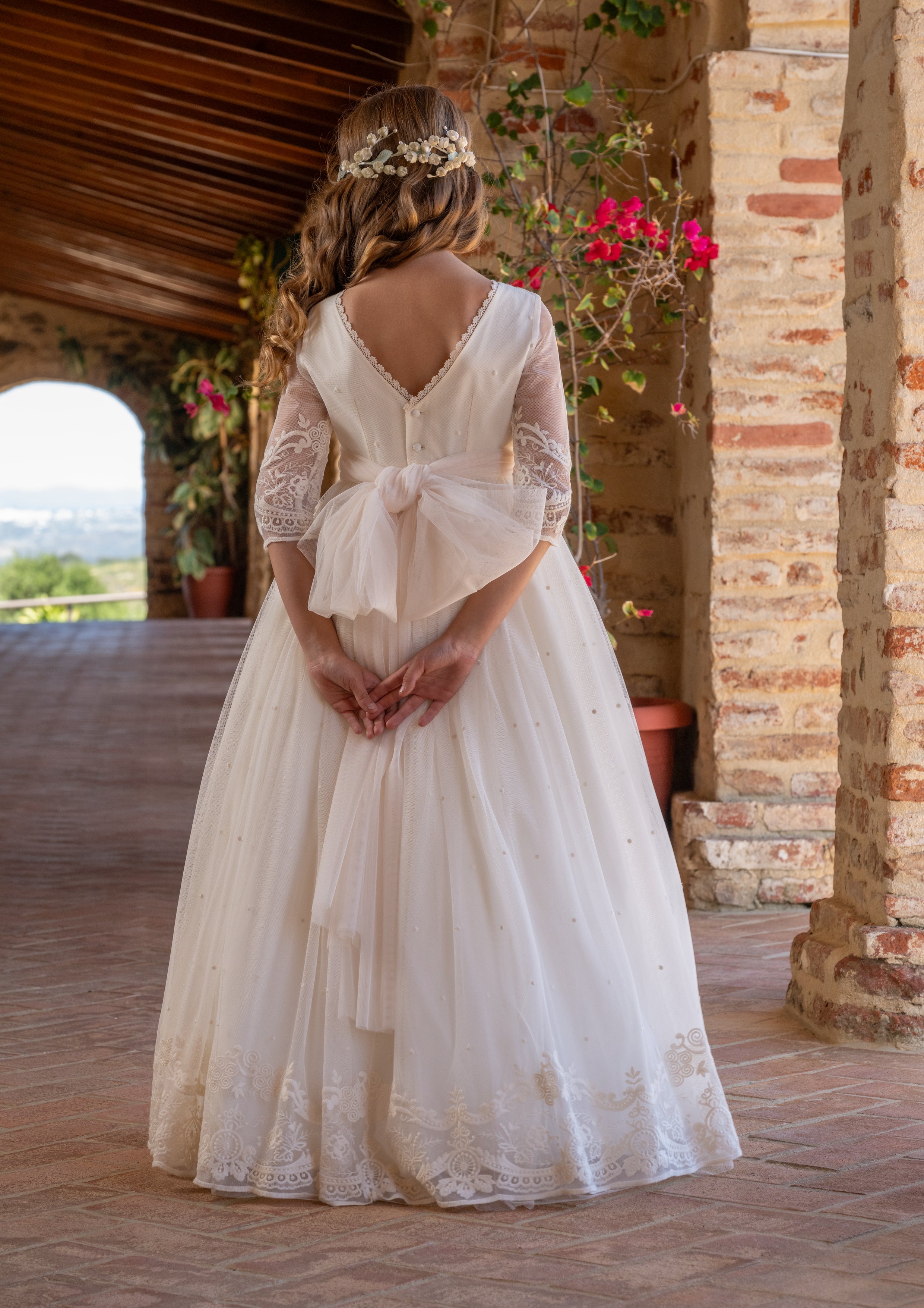 Vestido para comunión color crudo decorado de encaje LARA - marca Manuela Macías