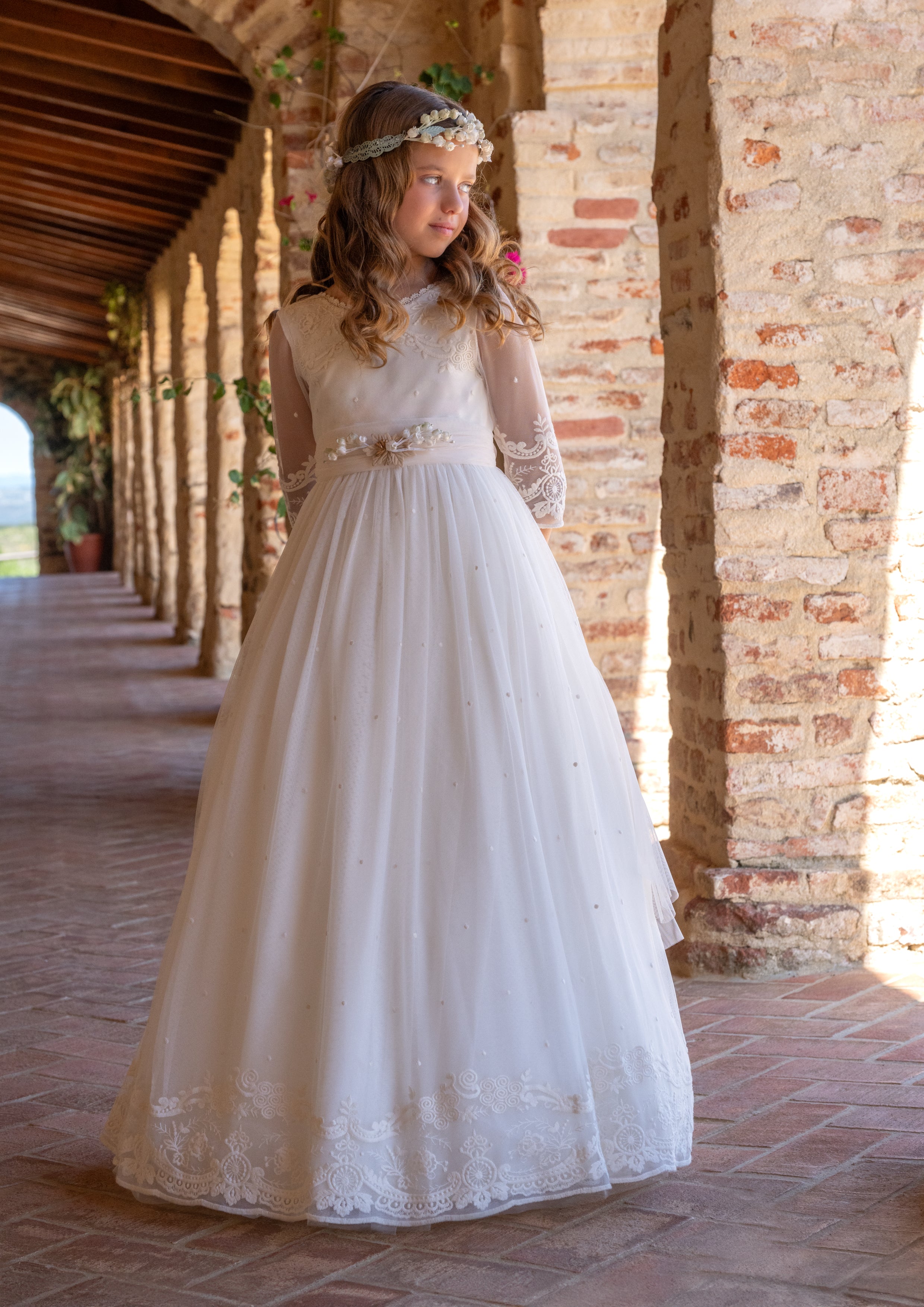 Vestido para comunión color crudo decorado de encaje LARA - marca Manuela Macías