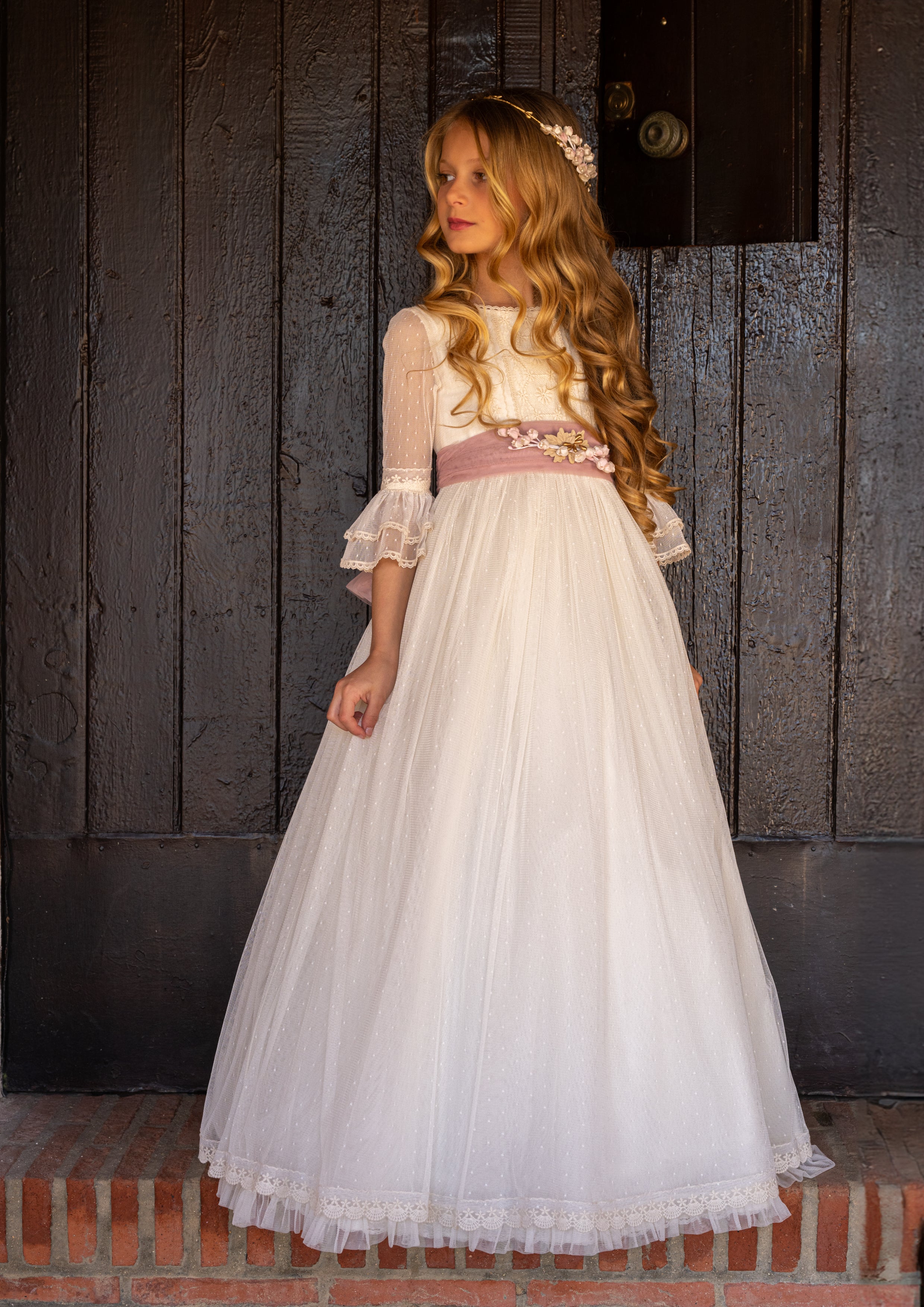 Vestido largo blanco con lazada rosa y plumeti para comunión NORA - marca Manuela Macías (corona de flores incluida)