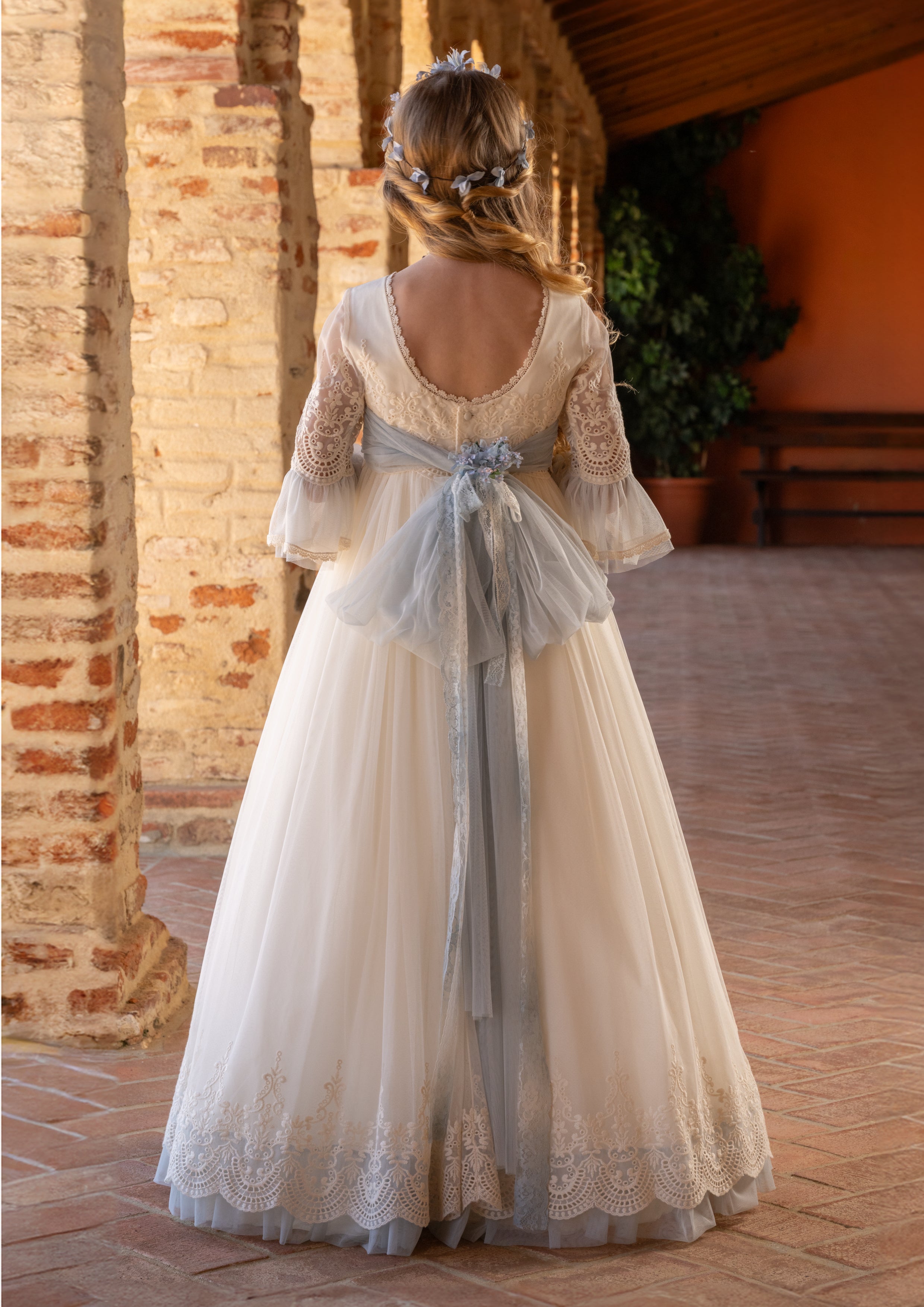 Vestido largo blanco con lazo azul y encaje para comunión VICTORIA - marca Manuela Macías