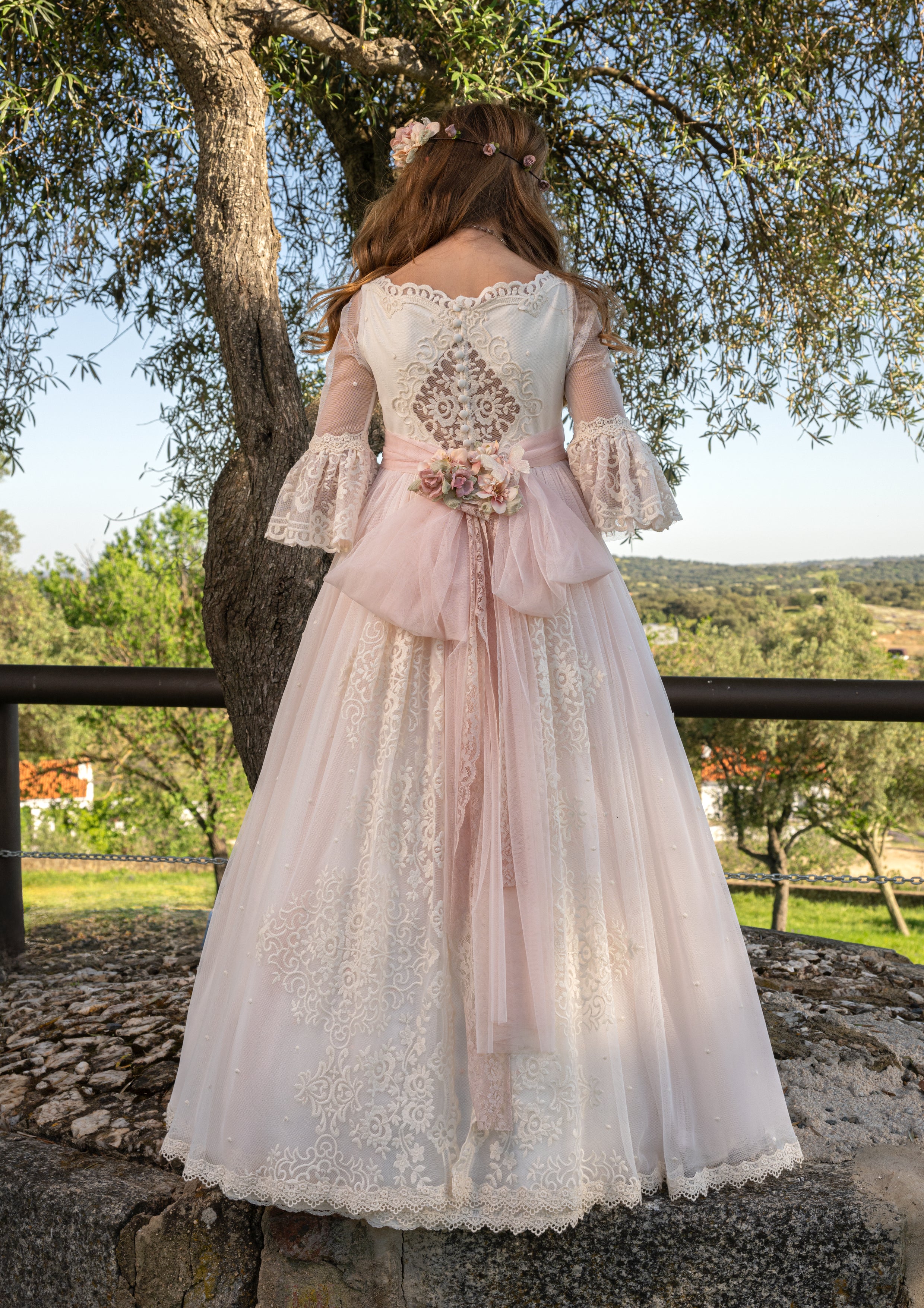 Vestido largo blanco en tonos crudo y rosa para comunión CATALINA - marca Manuela Macías