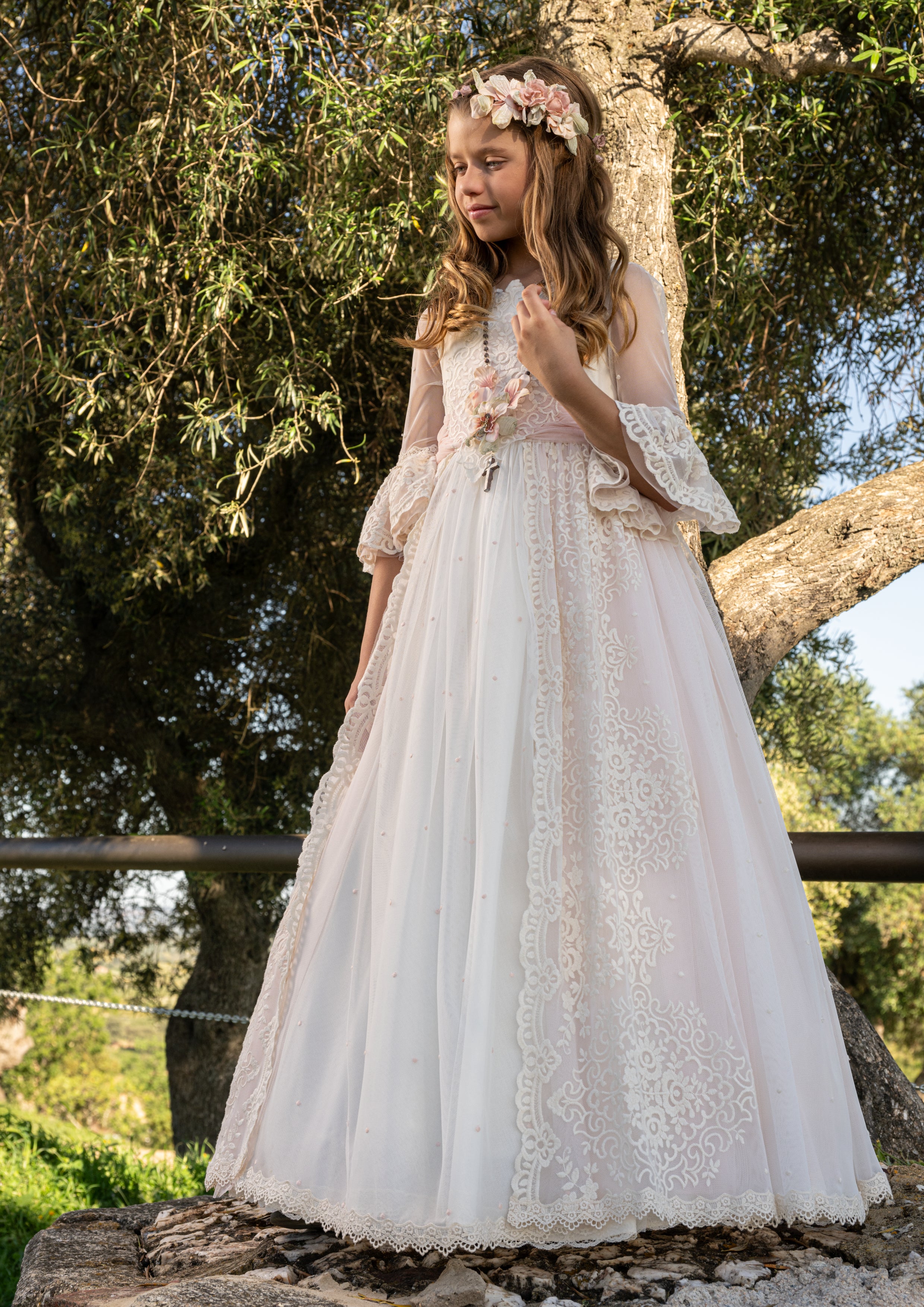 Vestido largo blanco en tonos crudo y rosa para comunión CATALINA - marca Manuela Macías