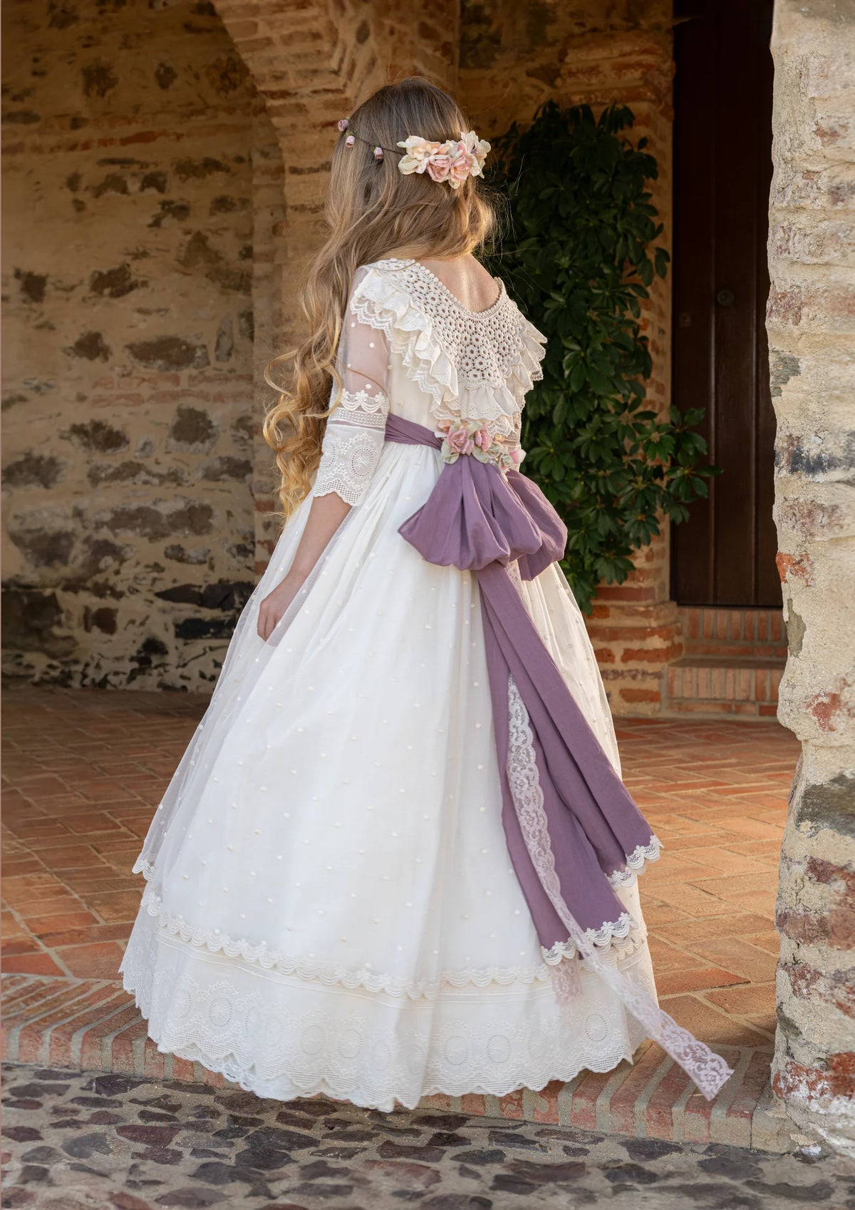 Vestido bordado con encaje de aire vintage y cinturón malva para comunión niña - CARLOTA - marca Manuela Macías