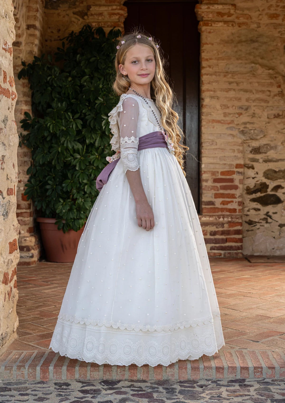 Vestido bordado con encaje de aire vintage y cinturón malva para comunión niña - CARLOTA - marca Manuela Macías