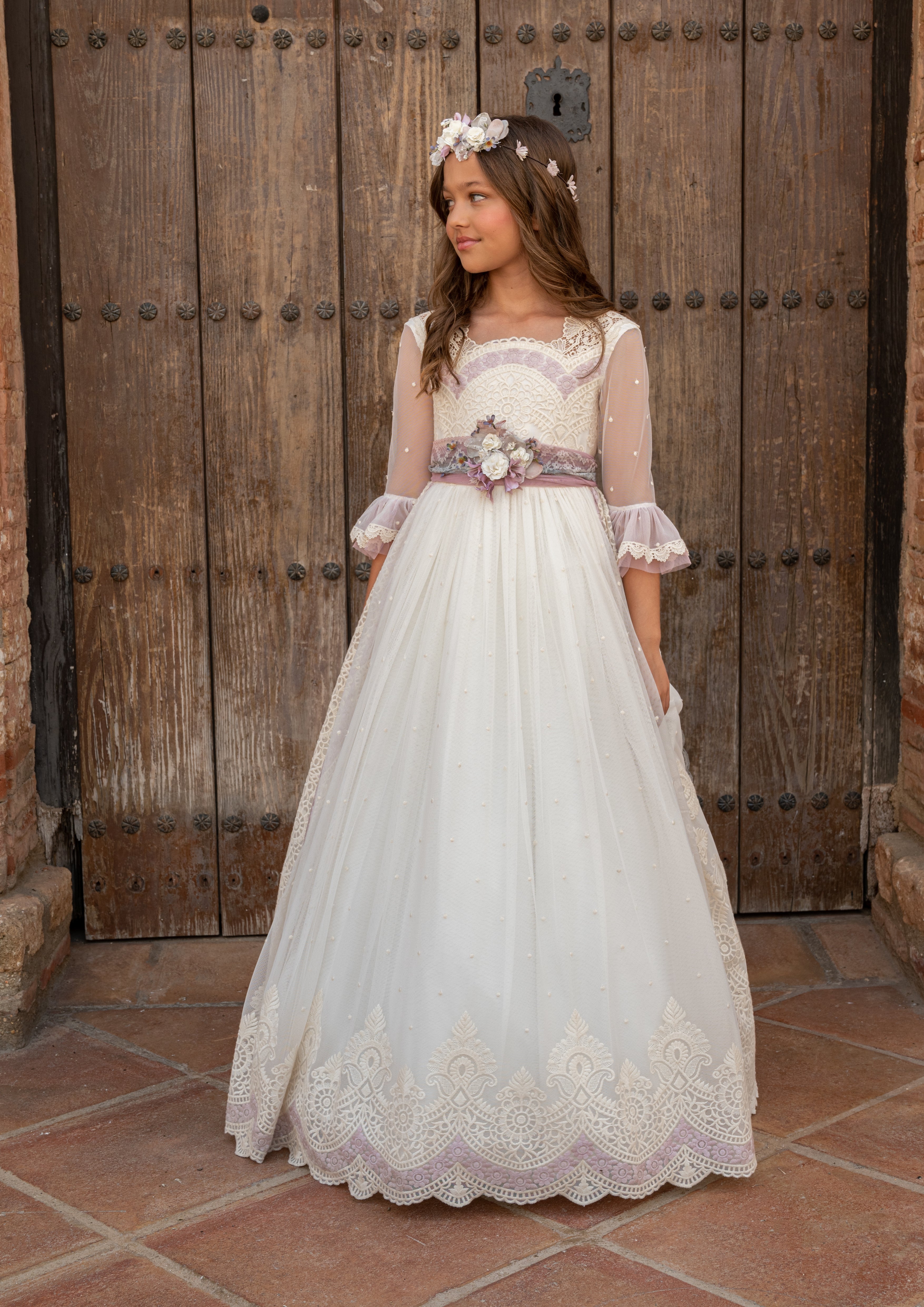Vestido largo en tonos crudo y lila para comunión MADELEINE - marca Manuela Macías