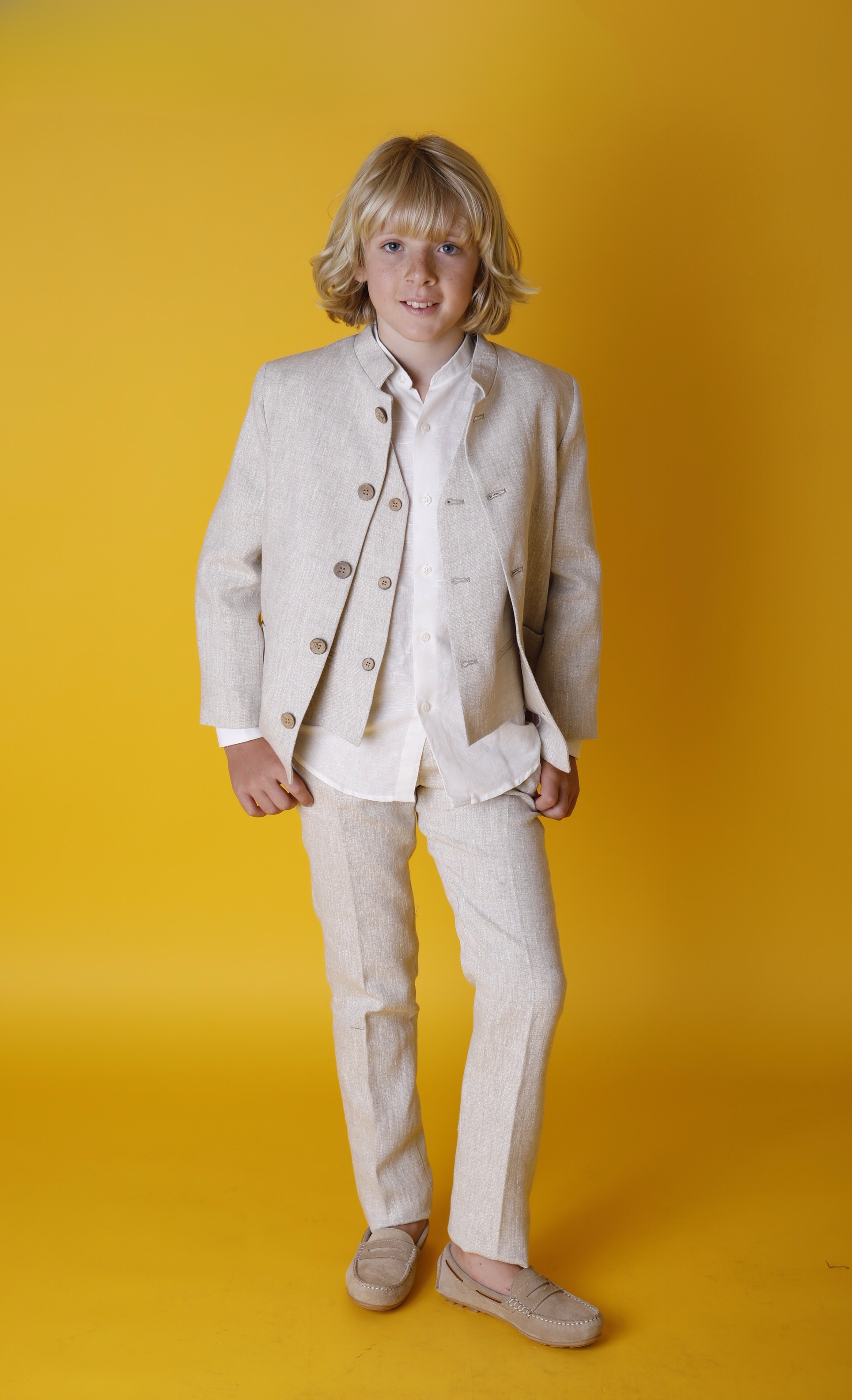 Traje de lino con chaqueta chaleco y pantalón largo beige - marca Nova Drima
