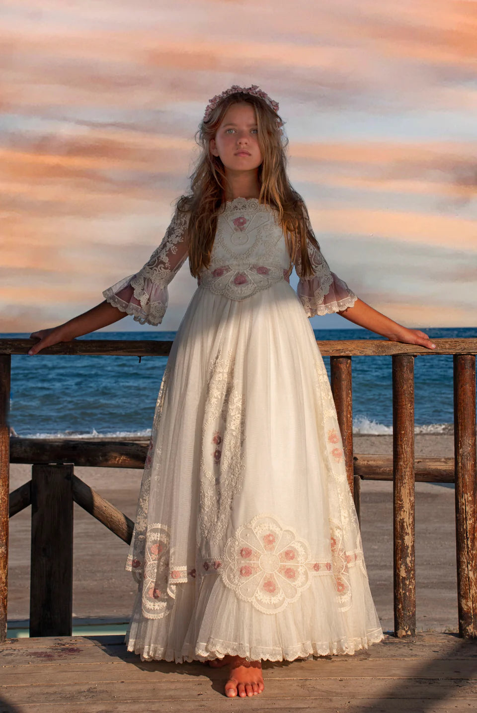 Vestido con encaje crudo y aplicaciones en tono rosa para comunión niña - COPLA - marca Mon Air