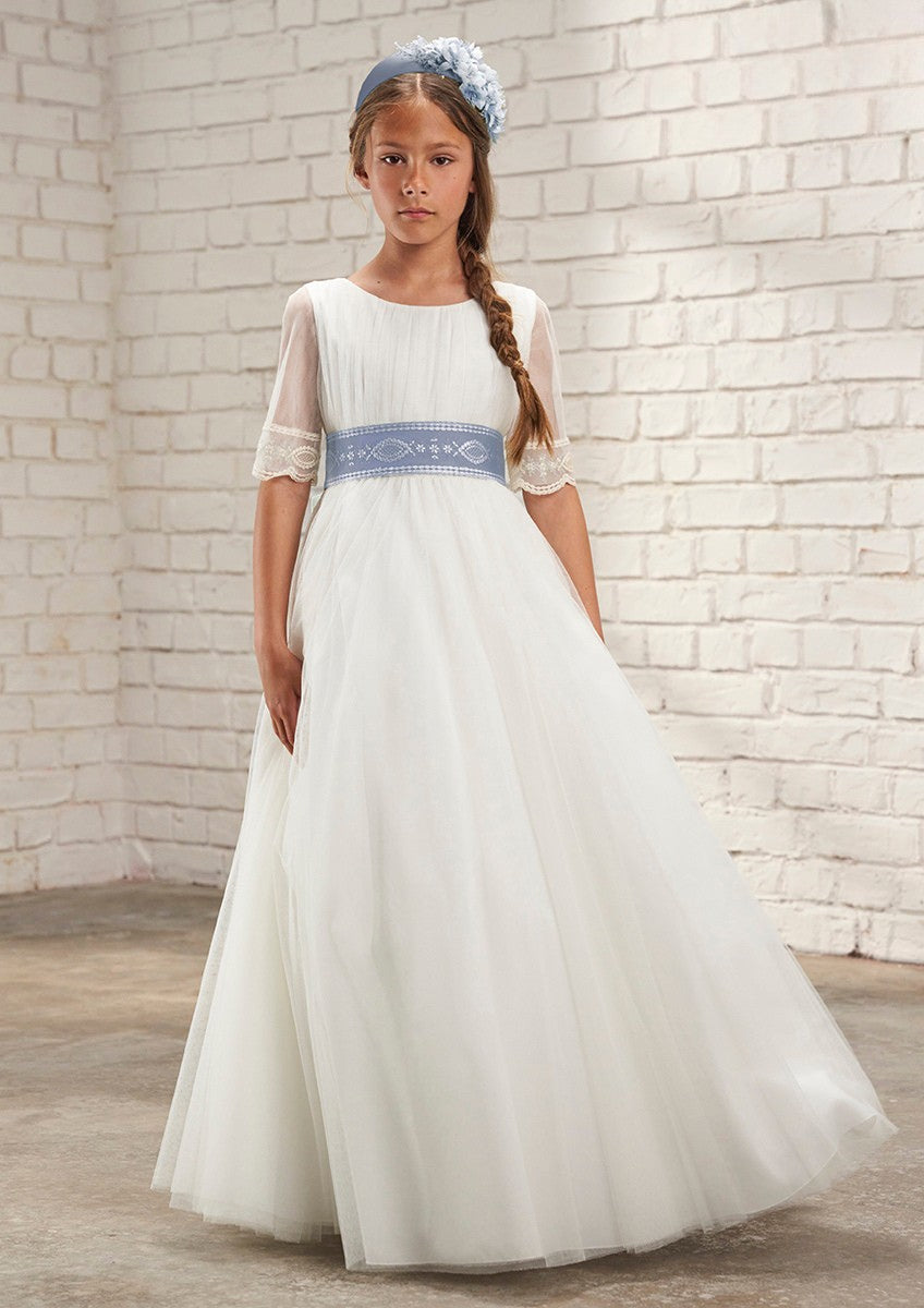 Vestido blanco con manga tres cuartos y cinturón color azul de lino para comunión niña - 637023MD - marca Amaya
