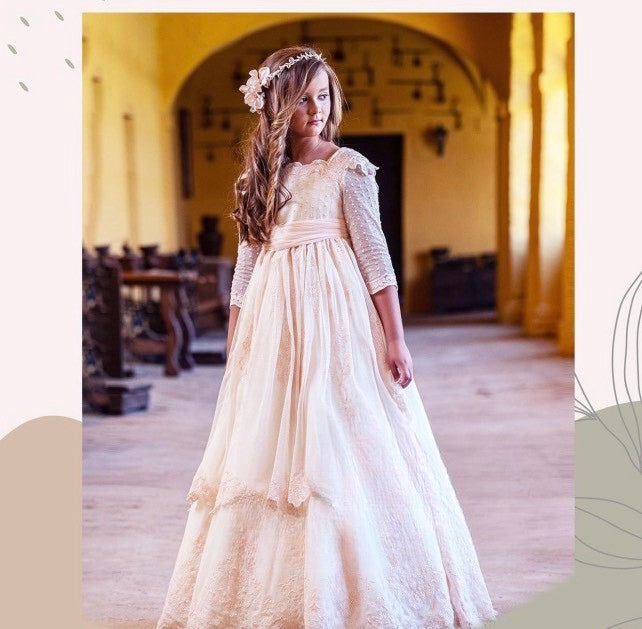 Vestido tono crudo decorado con bordado y lazada color rosa - ENMA - marca Manuela Macías