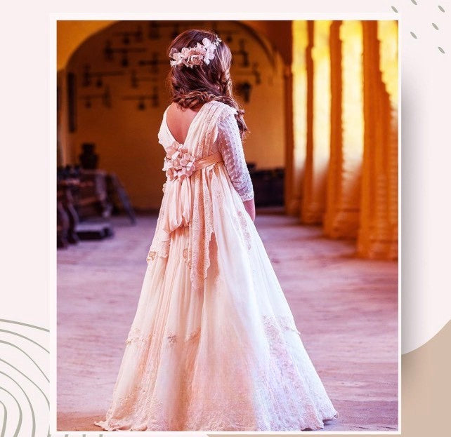 Vestido tono crudo decorado con bordado y lazada color rosa - ENMA - marca Manuela Macías