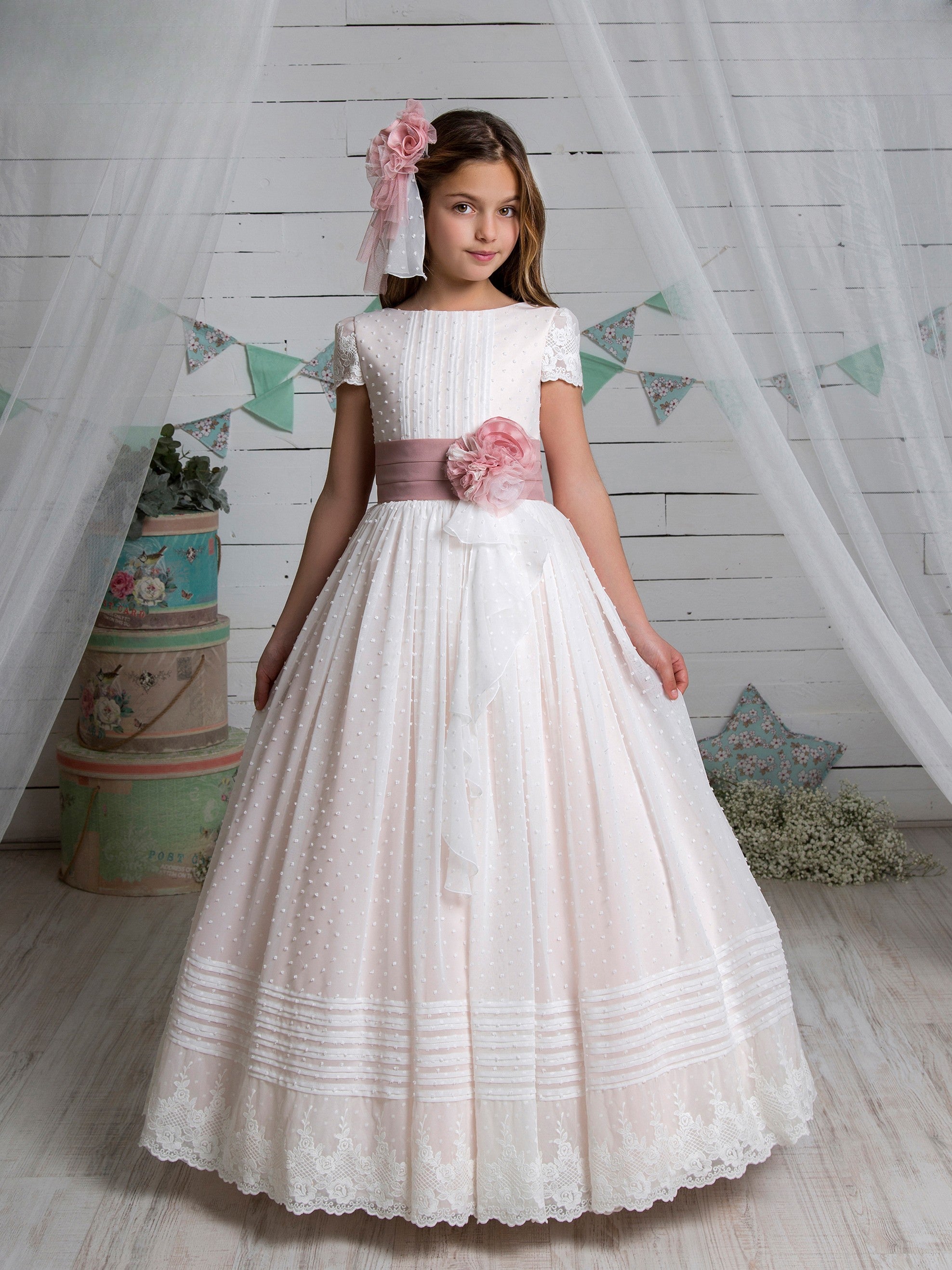 Vestido largo blanco con cinturón y falda en tonos rosa para comunión - L213 - marca Marla