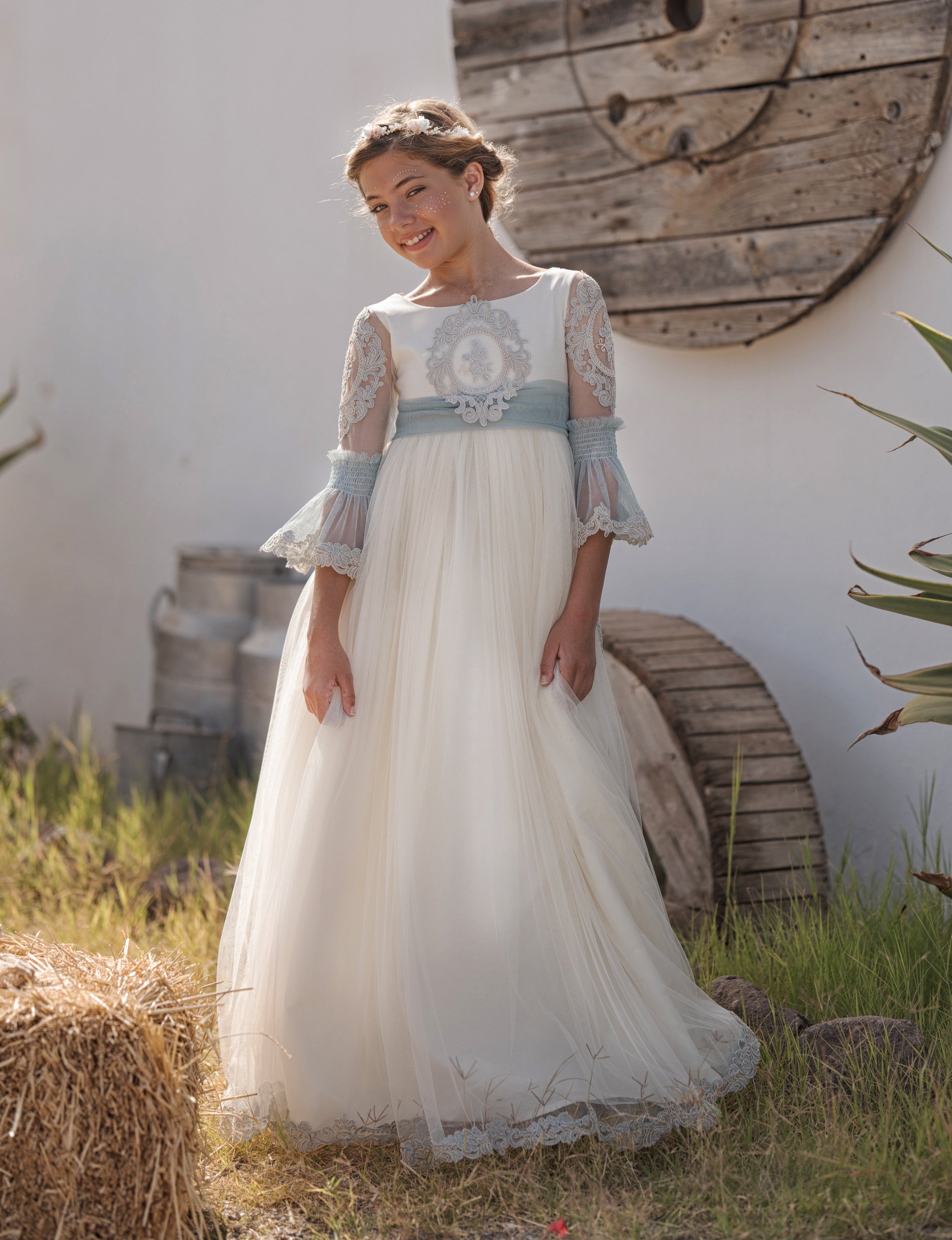 Vestido de comunión largo crudo con lazo y encaje verde aguamarina ALOE - marca Mon Air