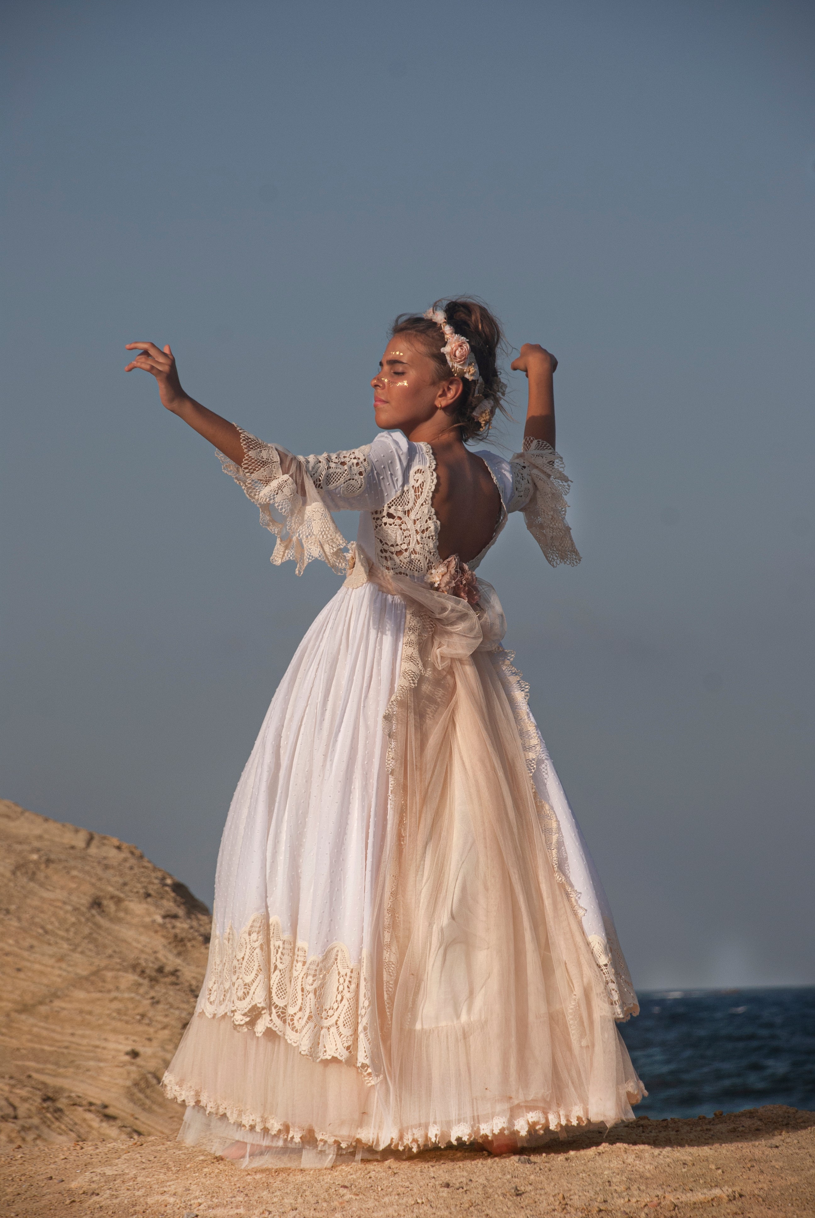Vestido de comunión largo blanco con encaje beige ARENA - marca Mon Air