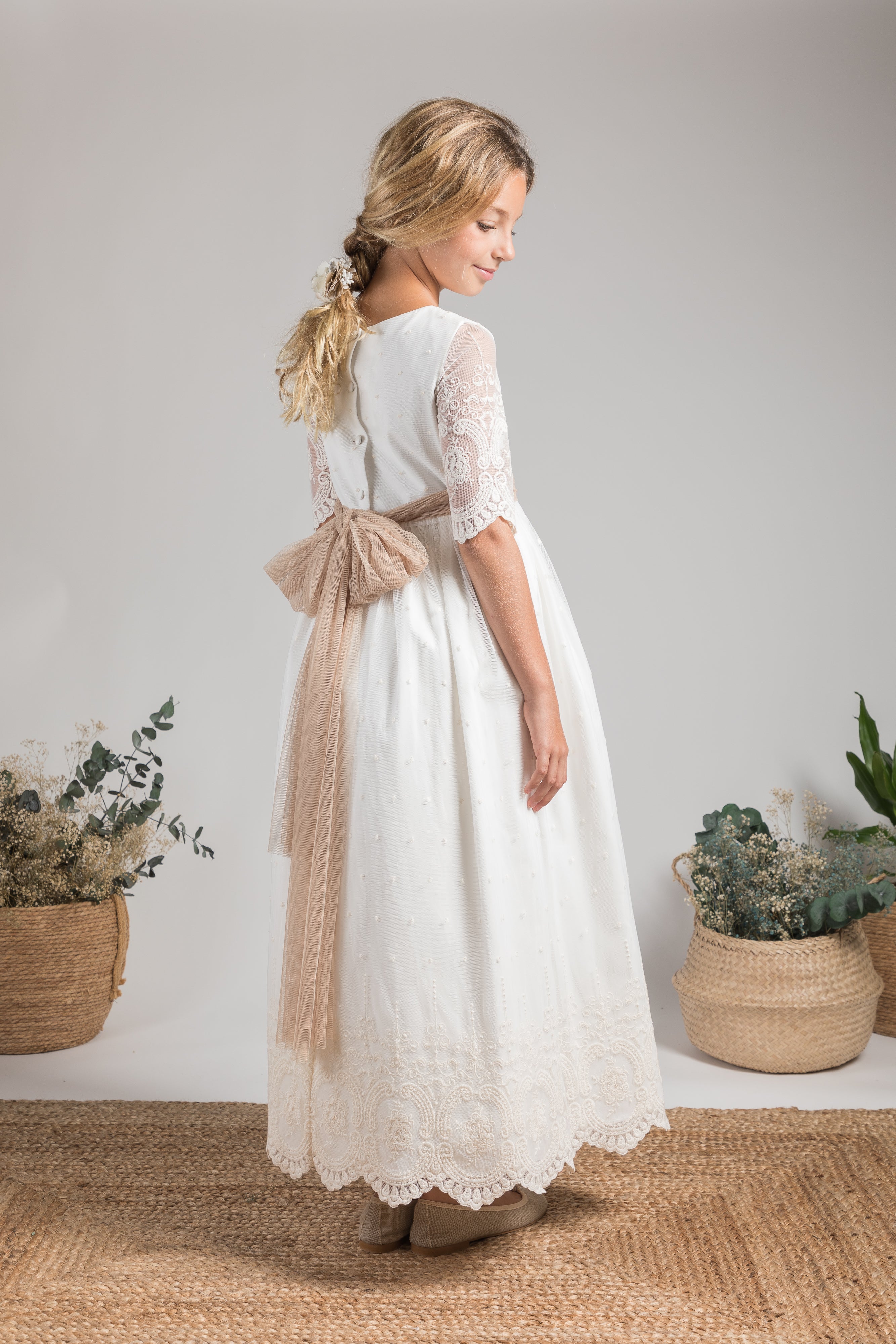Vestido de tul crudo con cinturón color arena para comunión niñas - ALEJANDRE - marca Coordinanos