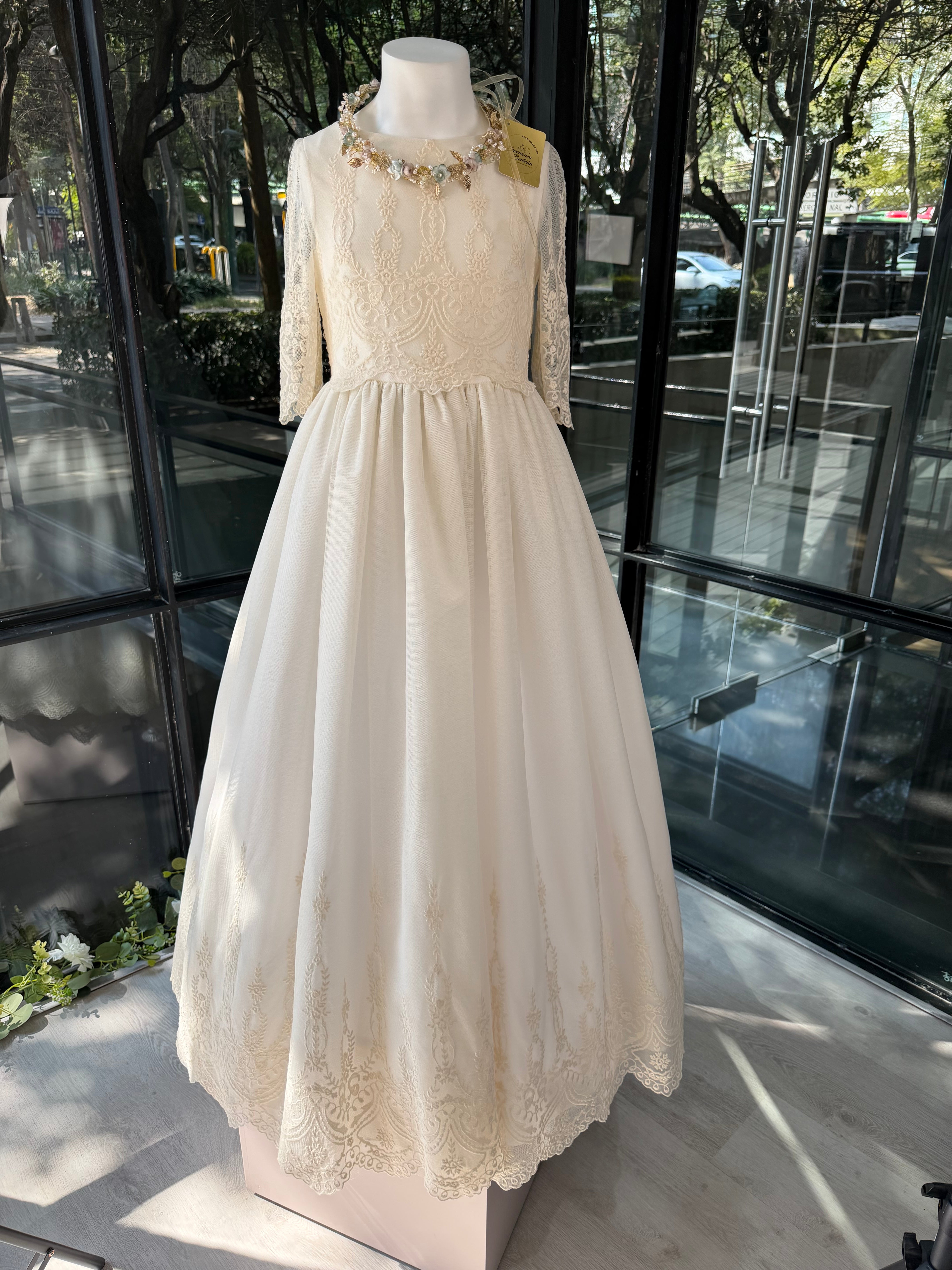 Vestido largo en tono crudo para comunión - H466 - marca Marla