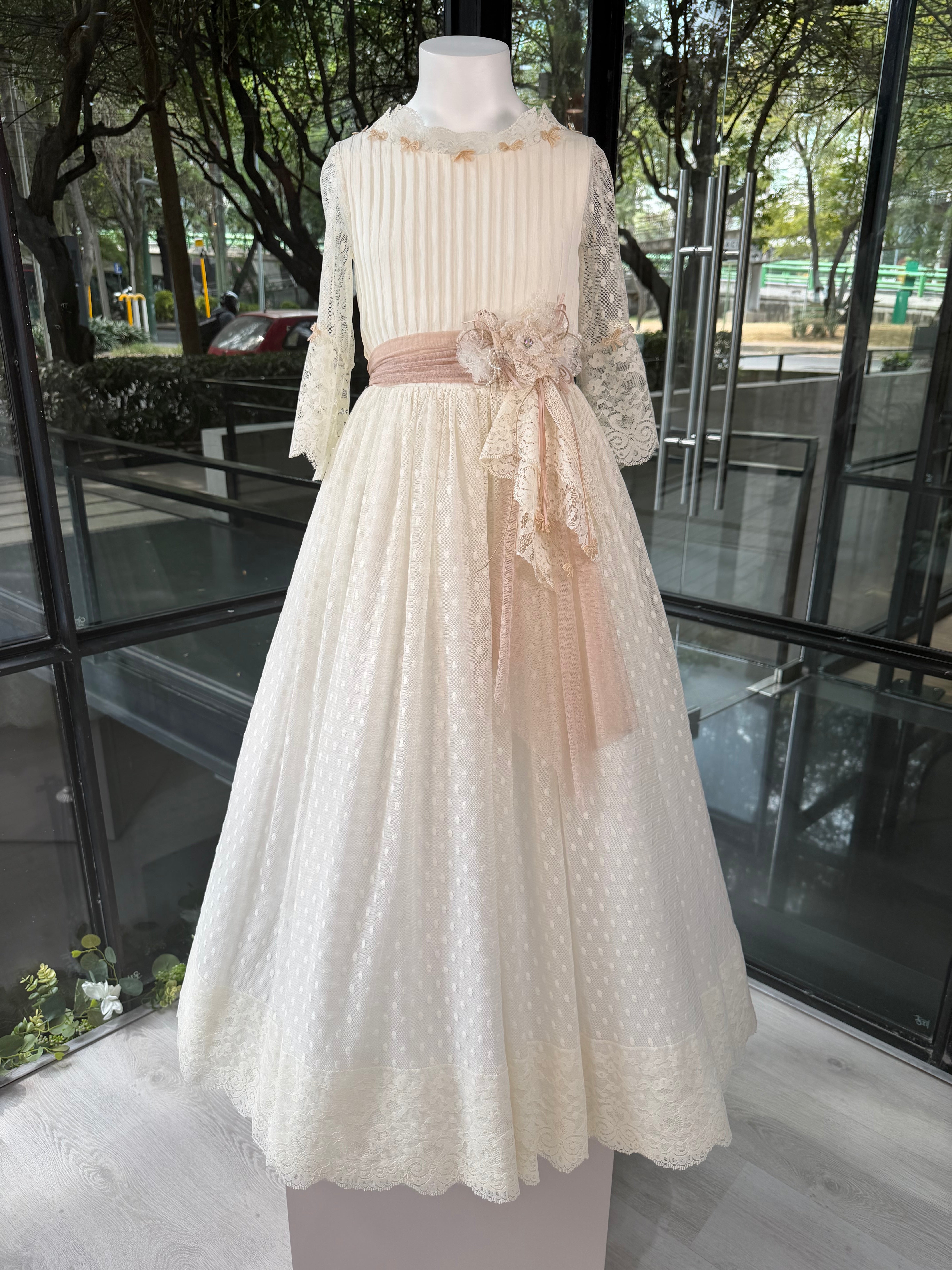 Vestido largo blanco con lazada en tul beige para comunión - H497 - marca Marla