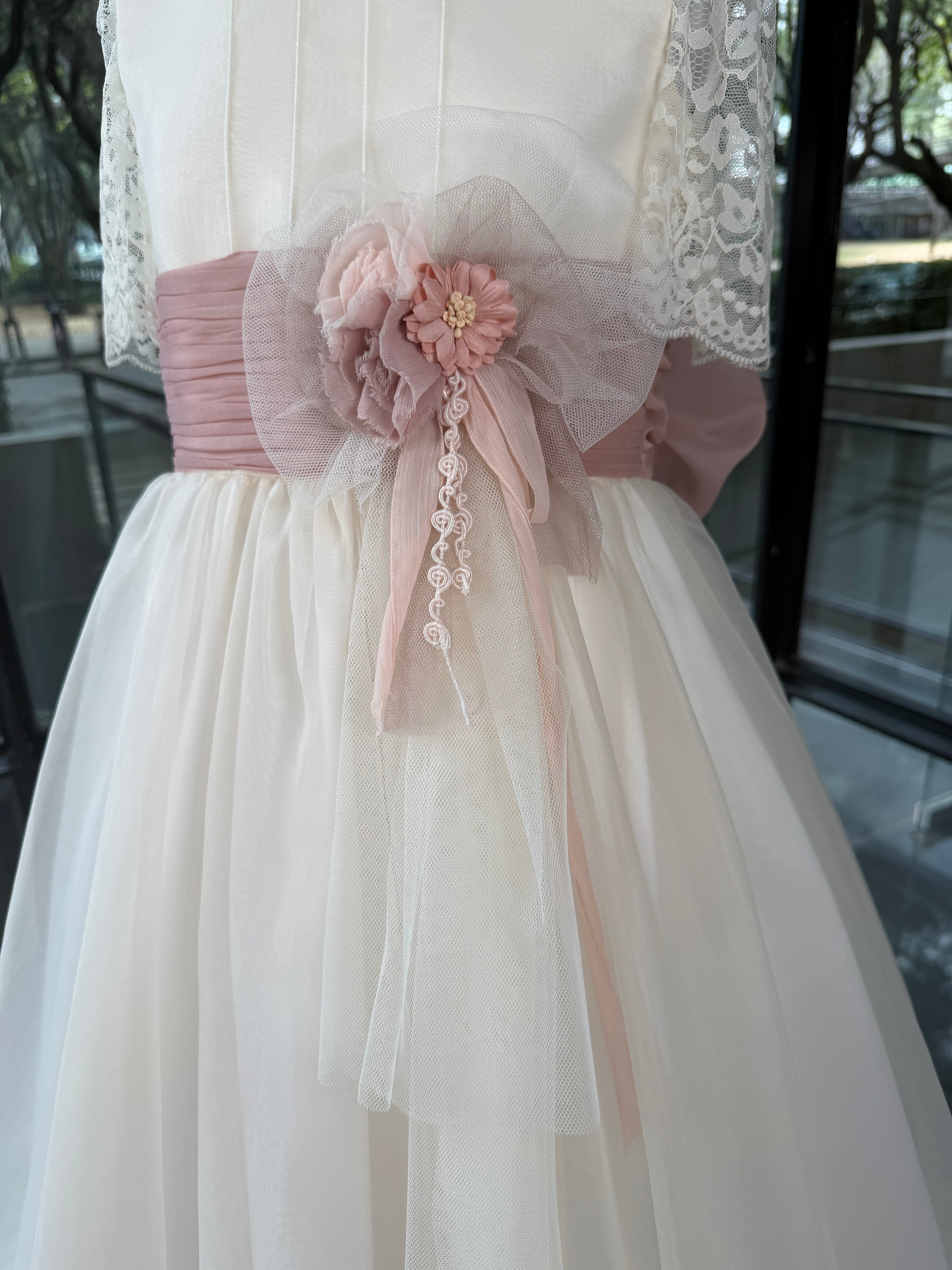 Vestido largo tono crudo con lazada rosa para comunión - L108 - marca Marla