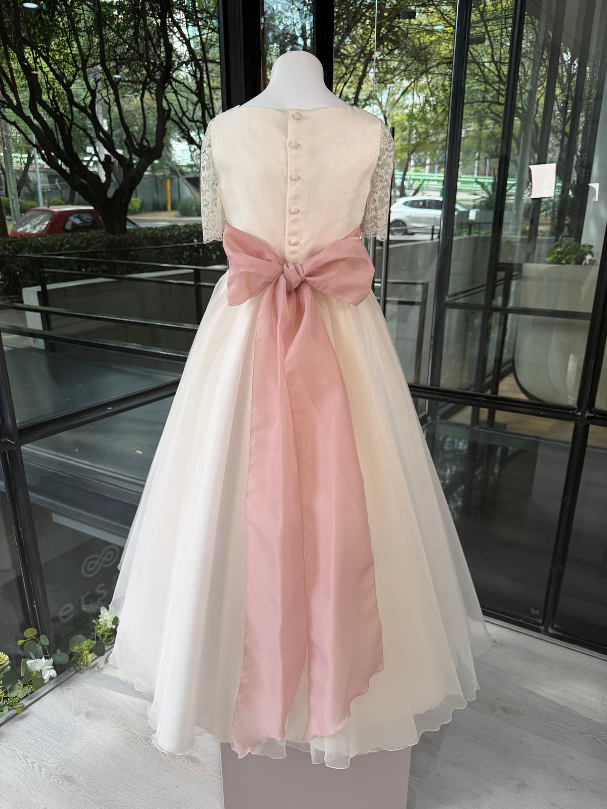 Vestido largo tono crudo con lazada rosa para comunión - L108 - marca Marla