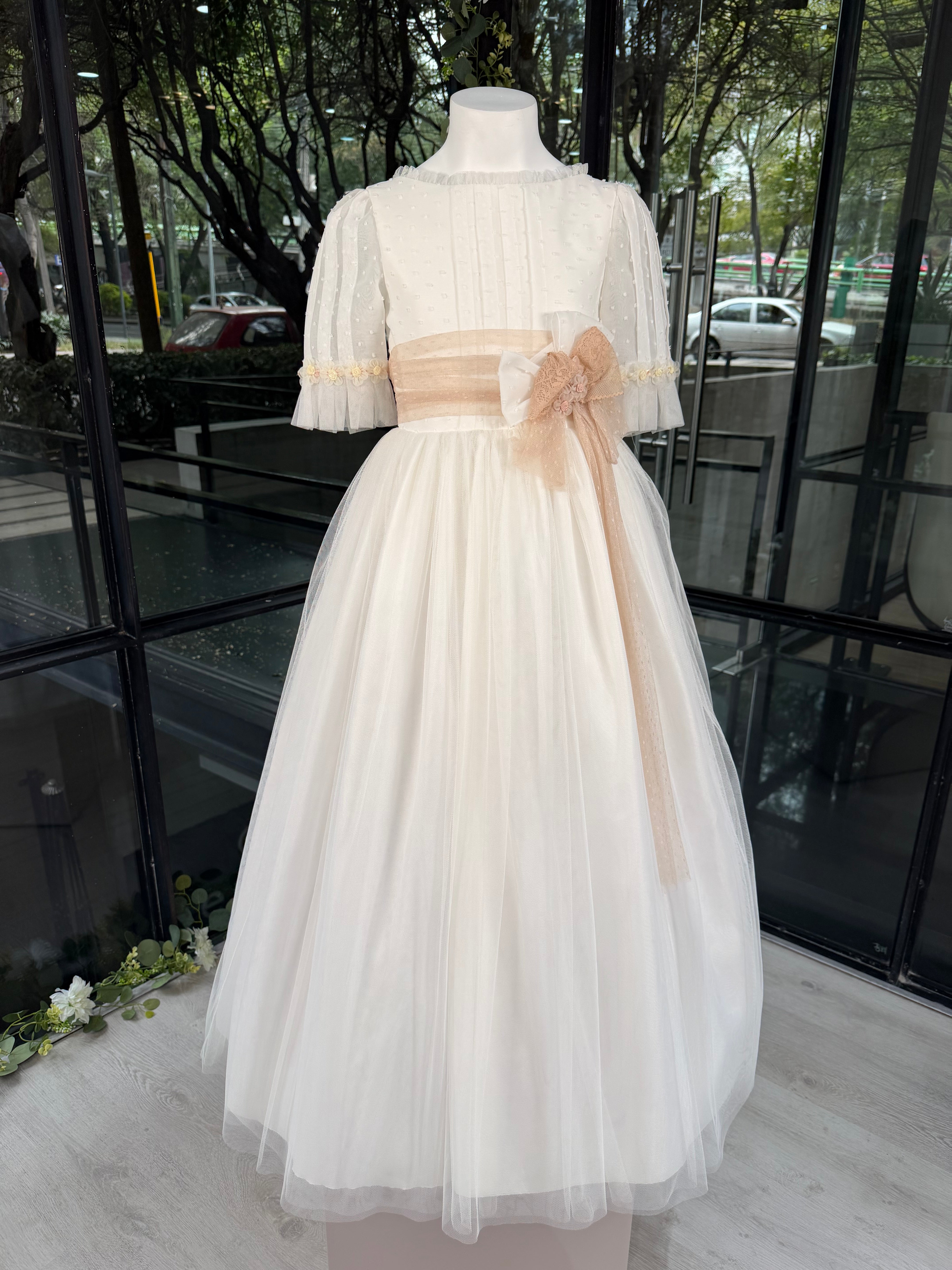 Vestido largo blanco con lazada beige para comunión - K111 - marca Marla