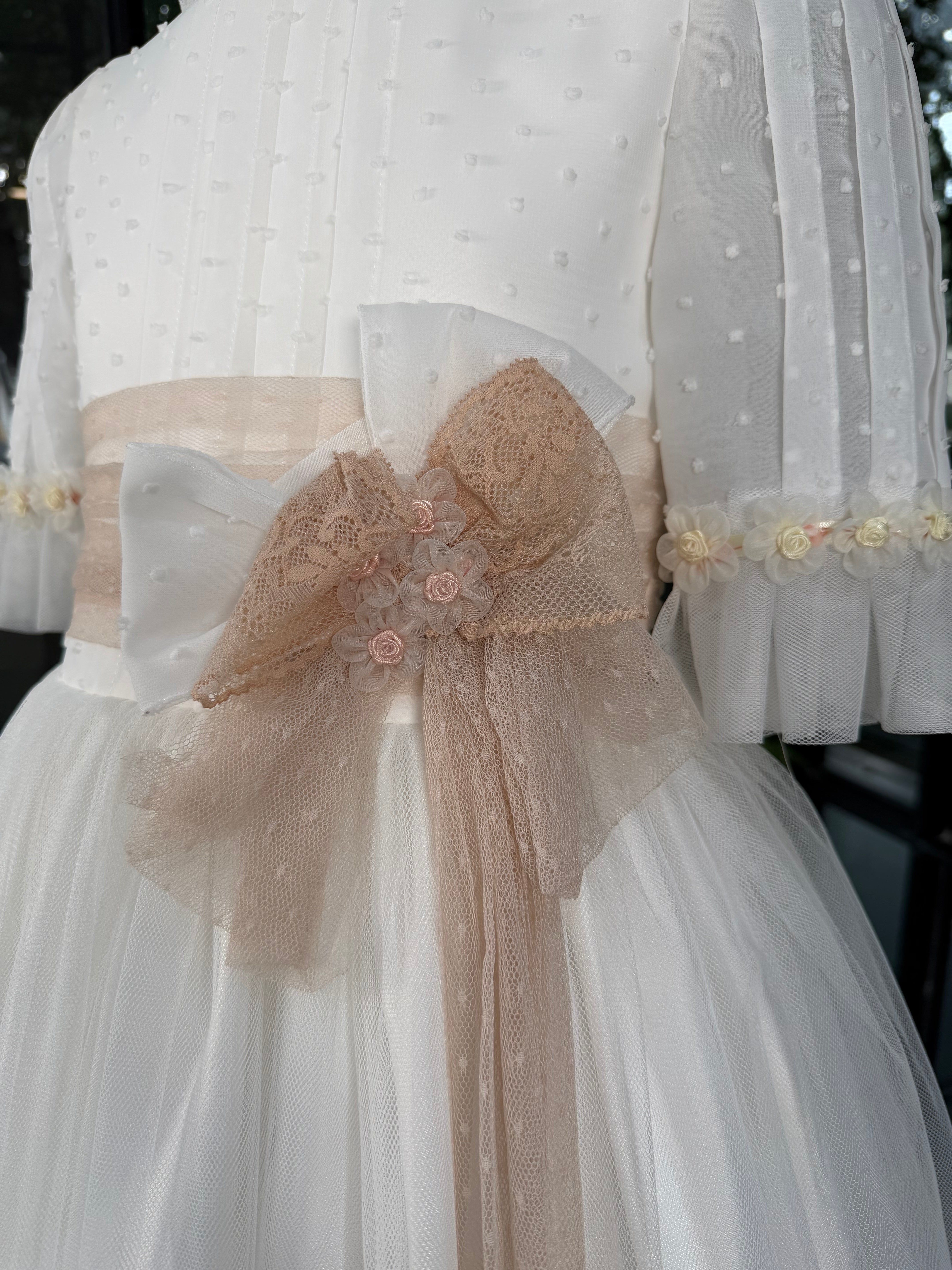 Vestido largo blanco con lazada beige para comunión - K111 - marca Marla