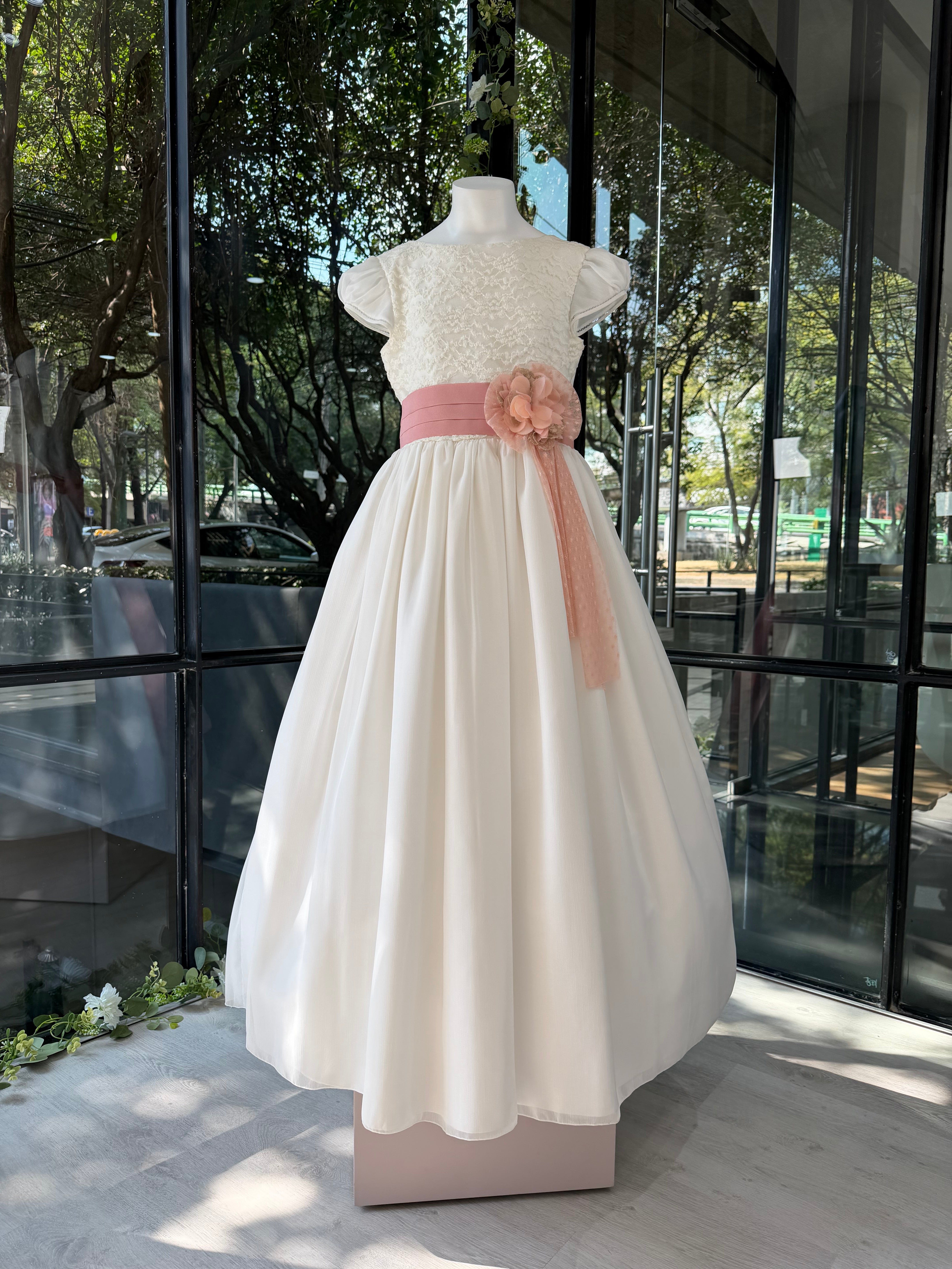 Vestido largo blanco cuerpo GUIPUR con lazada beige para comunión - L102 - marca Marla