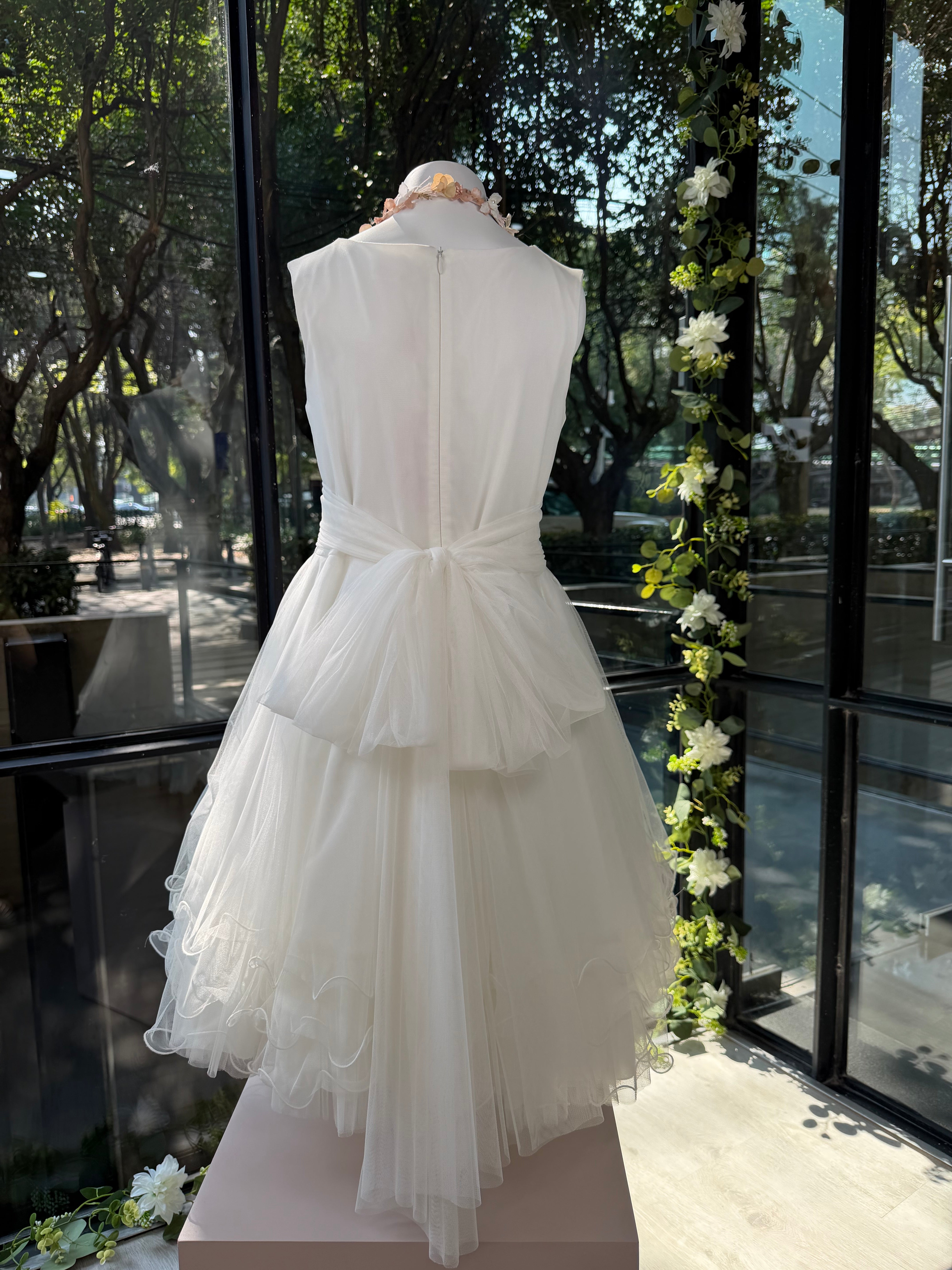 Vestido corto en tono crudo para eventos sociales - 425 - marca Mimilú