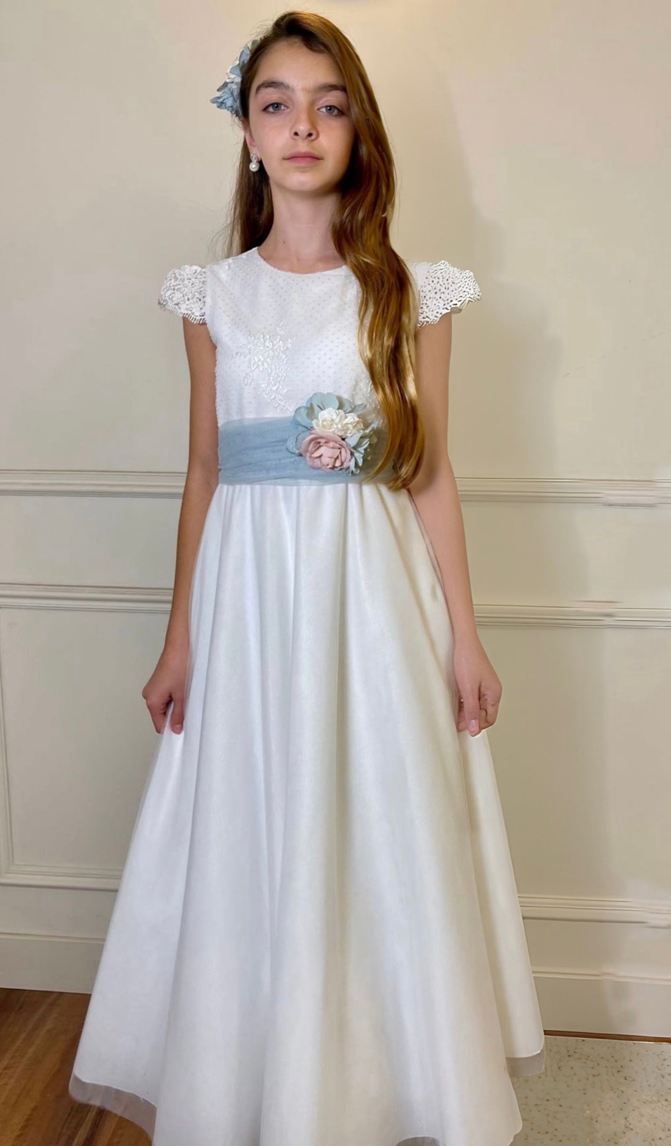 Vestido color blanco con manga corta decorada de encaje para comunión niñas - 552 - marca Mimilú