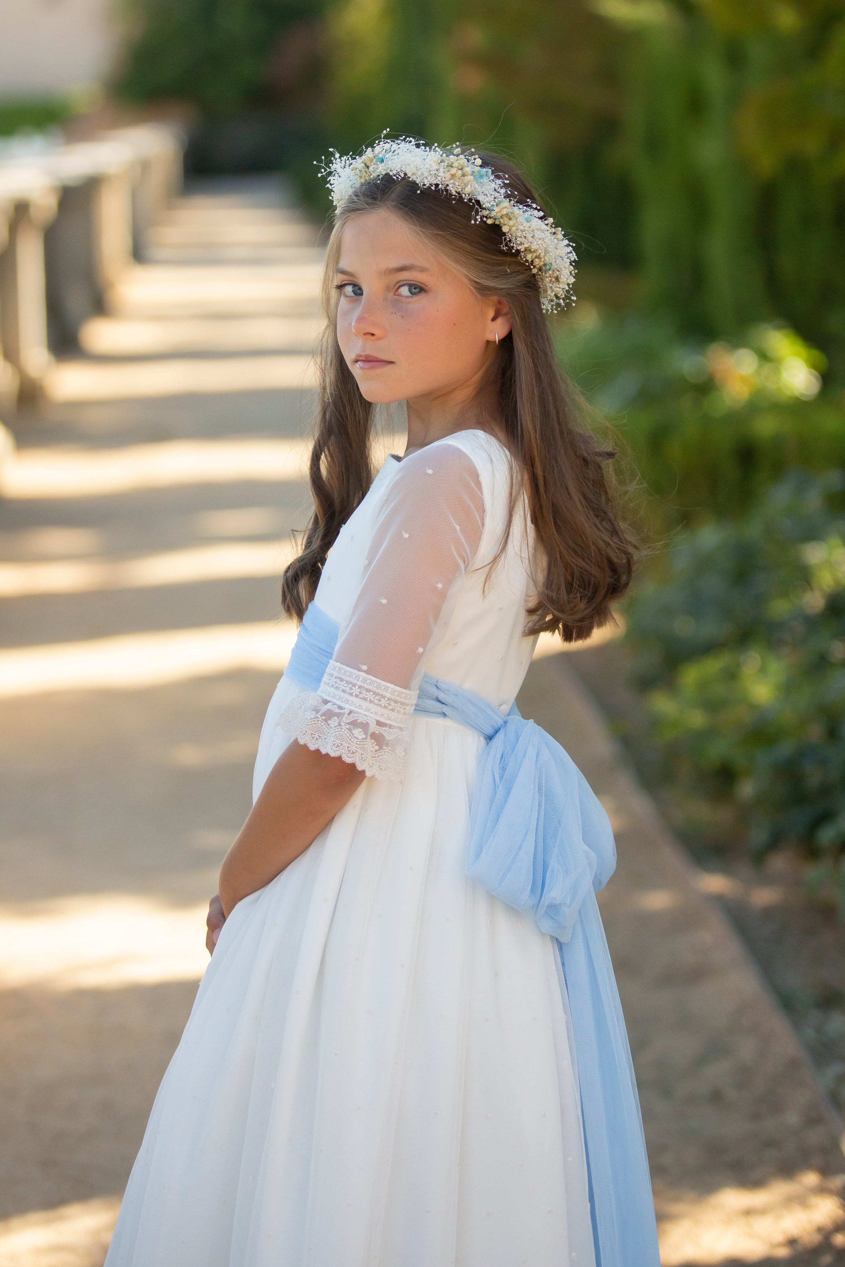 Vestido de tul plumeti color crudo con cinturón diferentes colores para comunión niñas - PAULA - marca Coordinanos