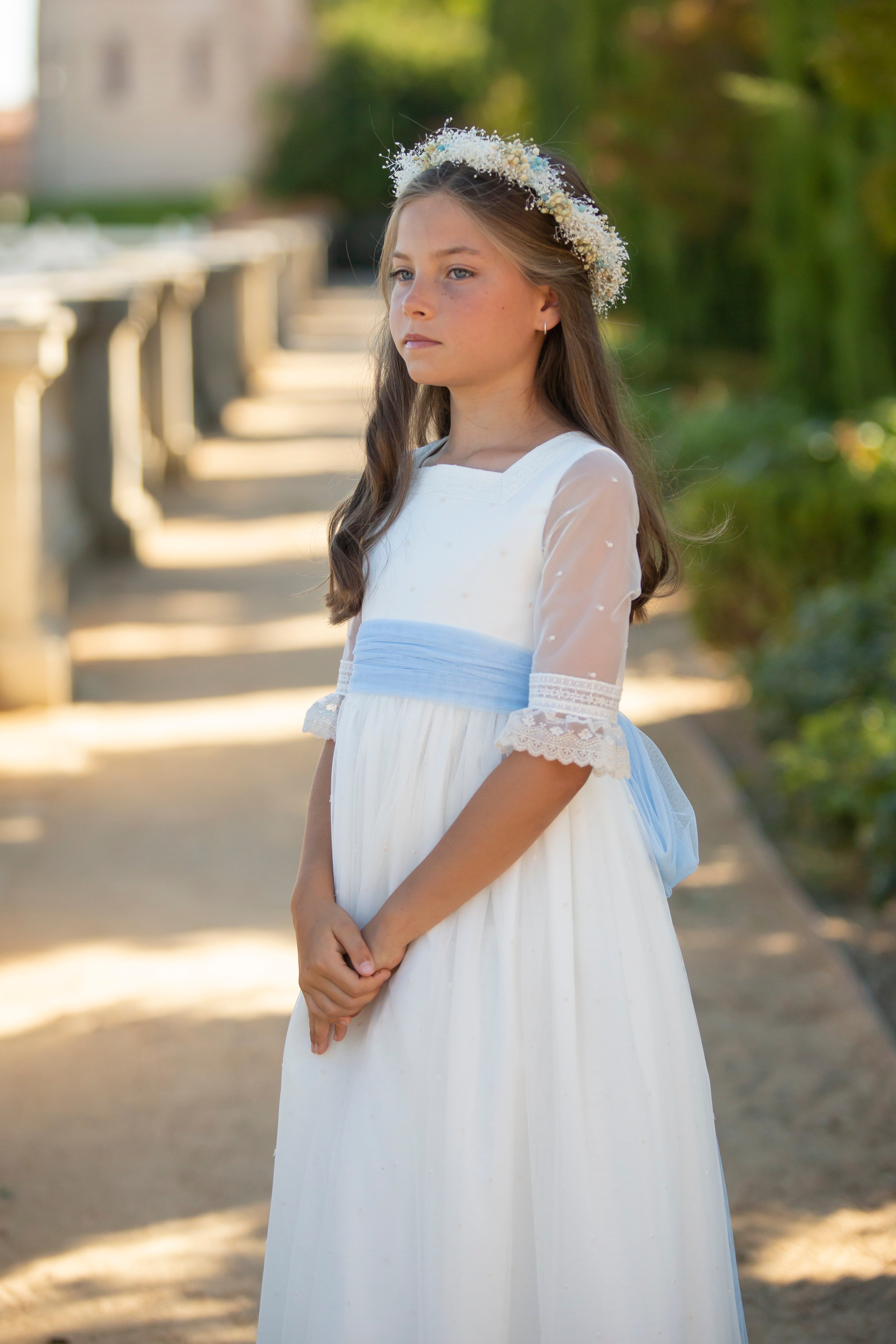 Vestido de tul plumeti color crudo con cinturón diferentes colores para comunión niñas - PAULA - marca Coordinanos
