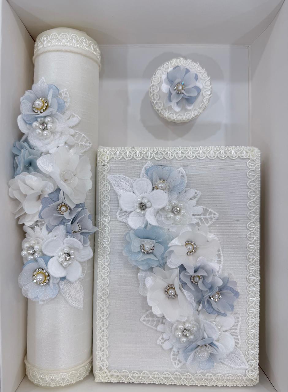 Set de vela y Biblia para Primera comunión con flores color azul y blanco