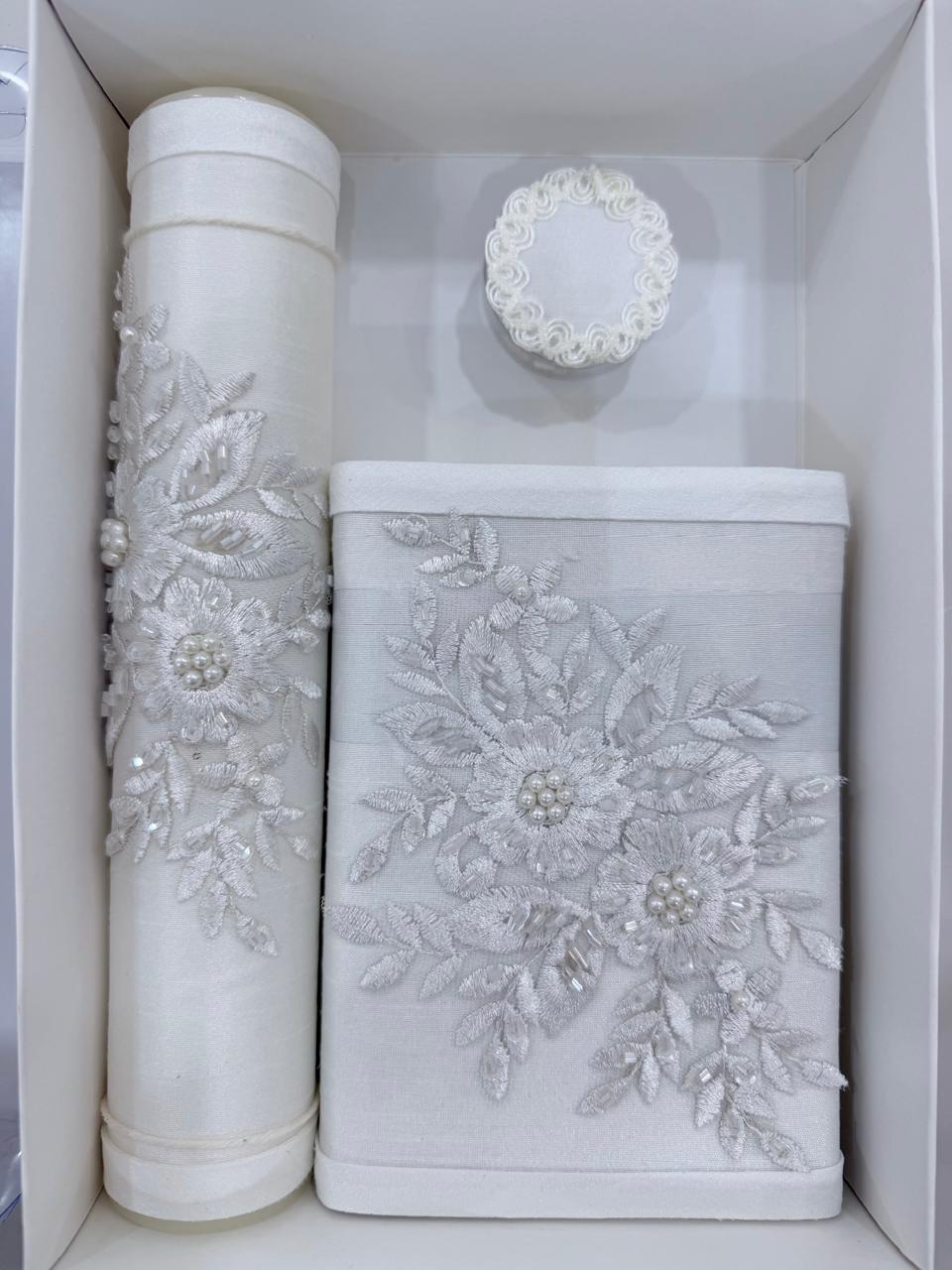 Set de vela y Biblia para Primera comunión con encaje y flores color blanco