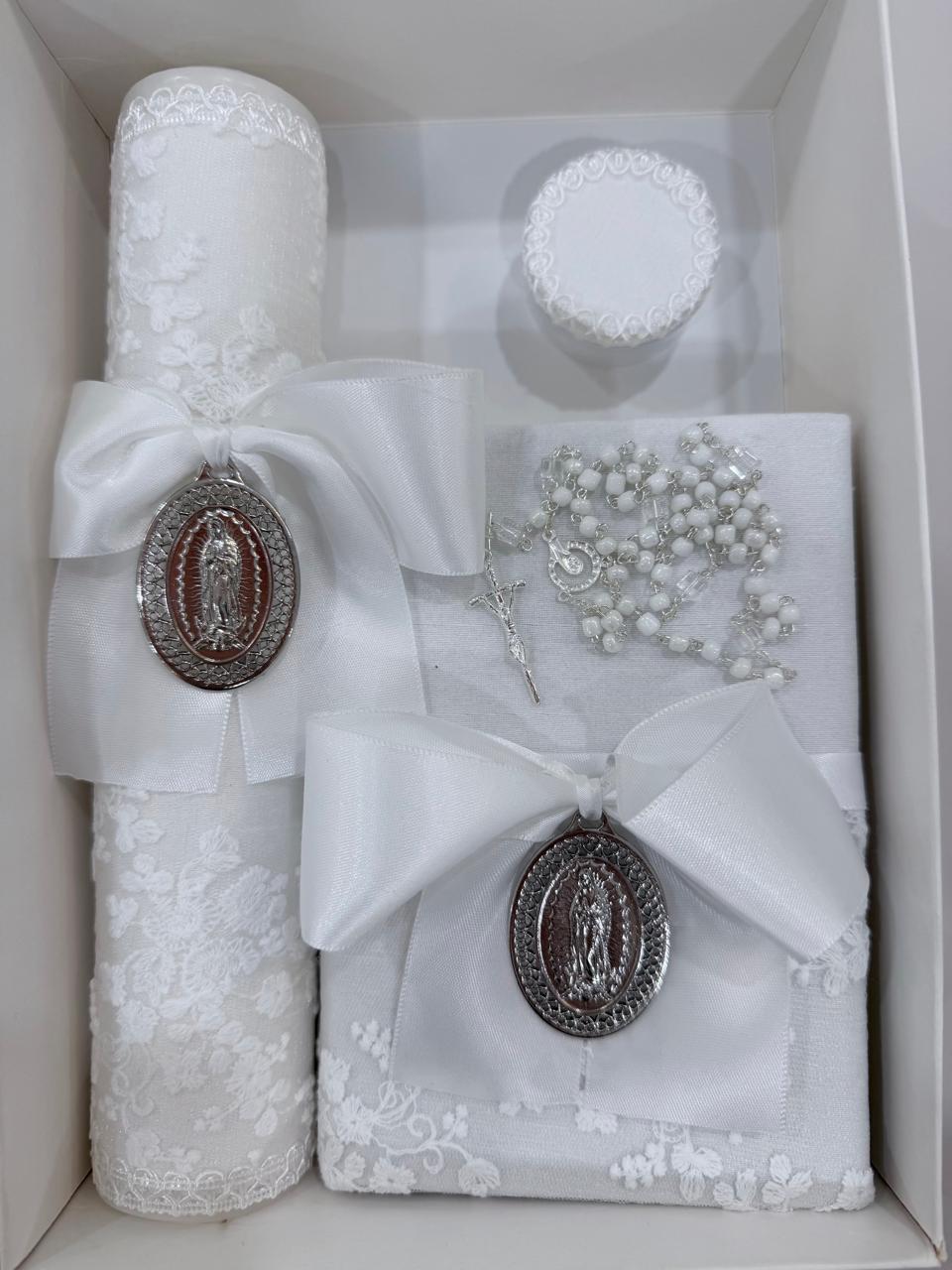 Set de vela y Biblia para Primera comunión con MEDALLÓN y con encaje y moño color blanco