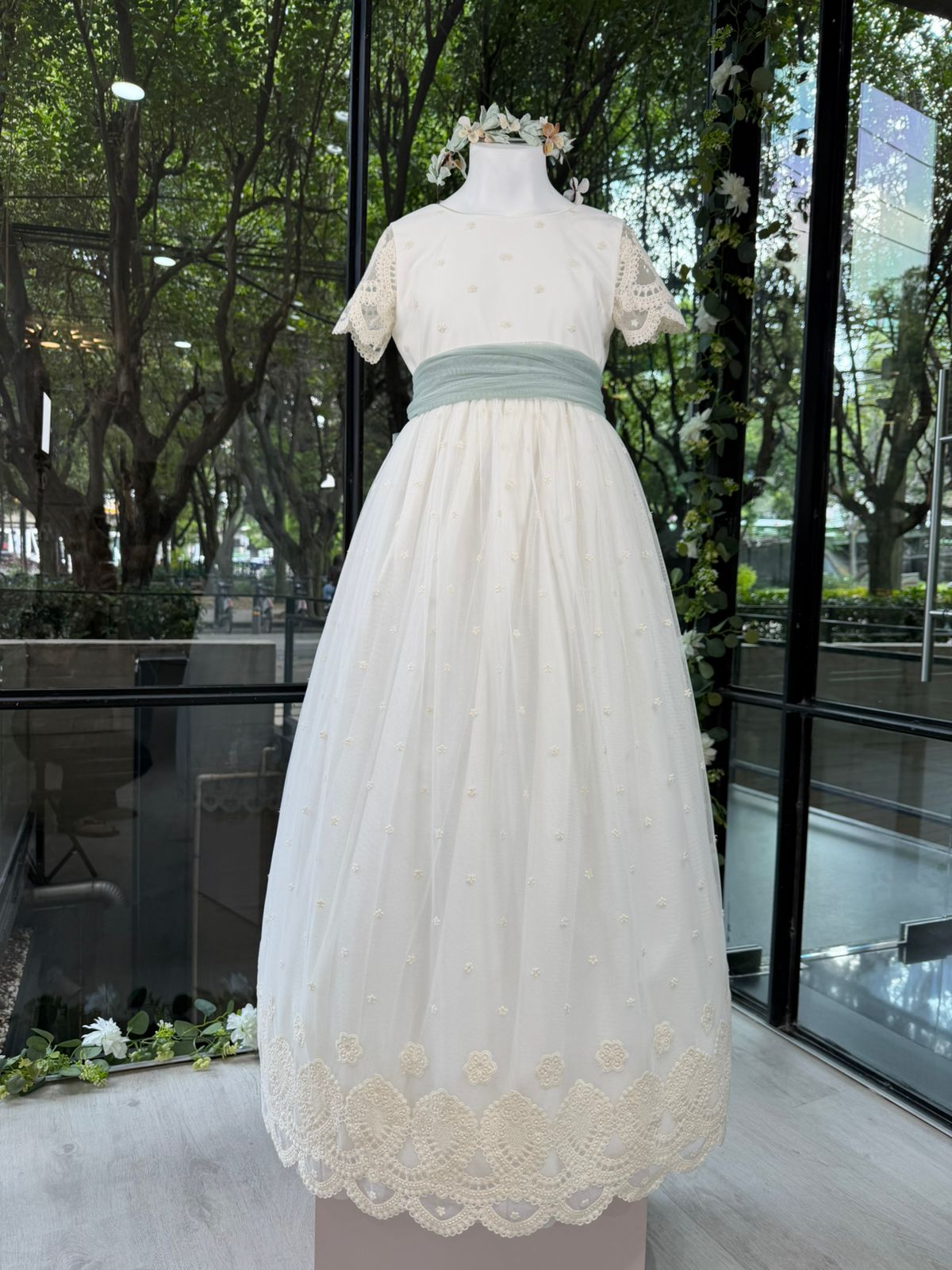 Vestido color crudo decorado con bordado y manga corta para comunión niñas - LUNA - marca Coordinanos