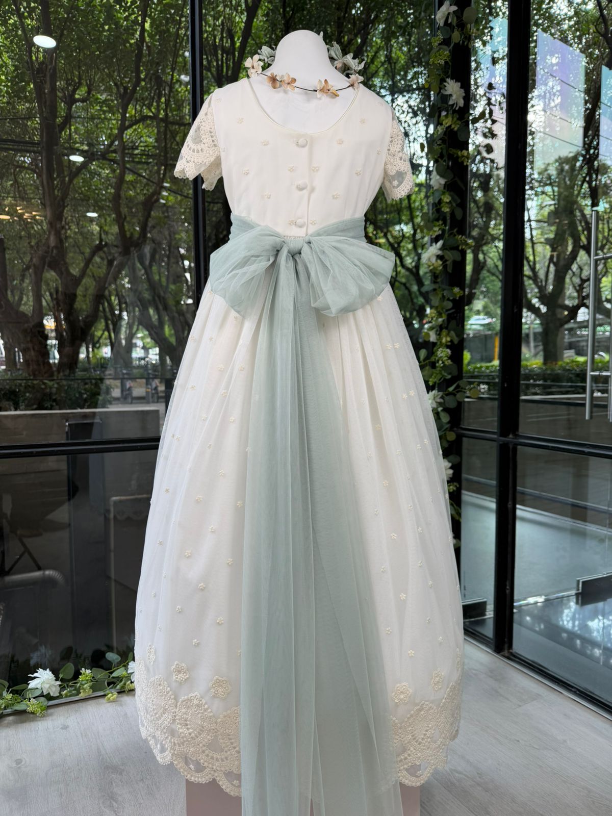 Vestido color crudo decorado con bordado y manga corta para comunión niñas - LUNA - marca Coordinanos