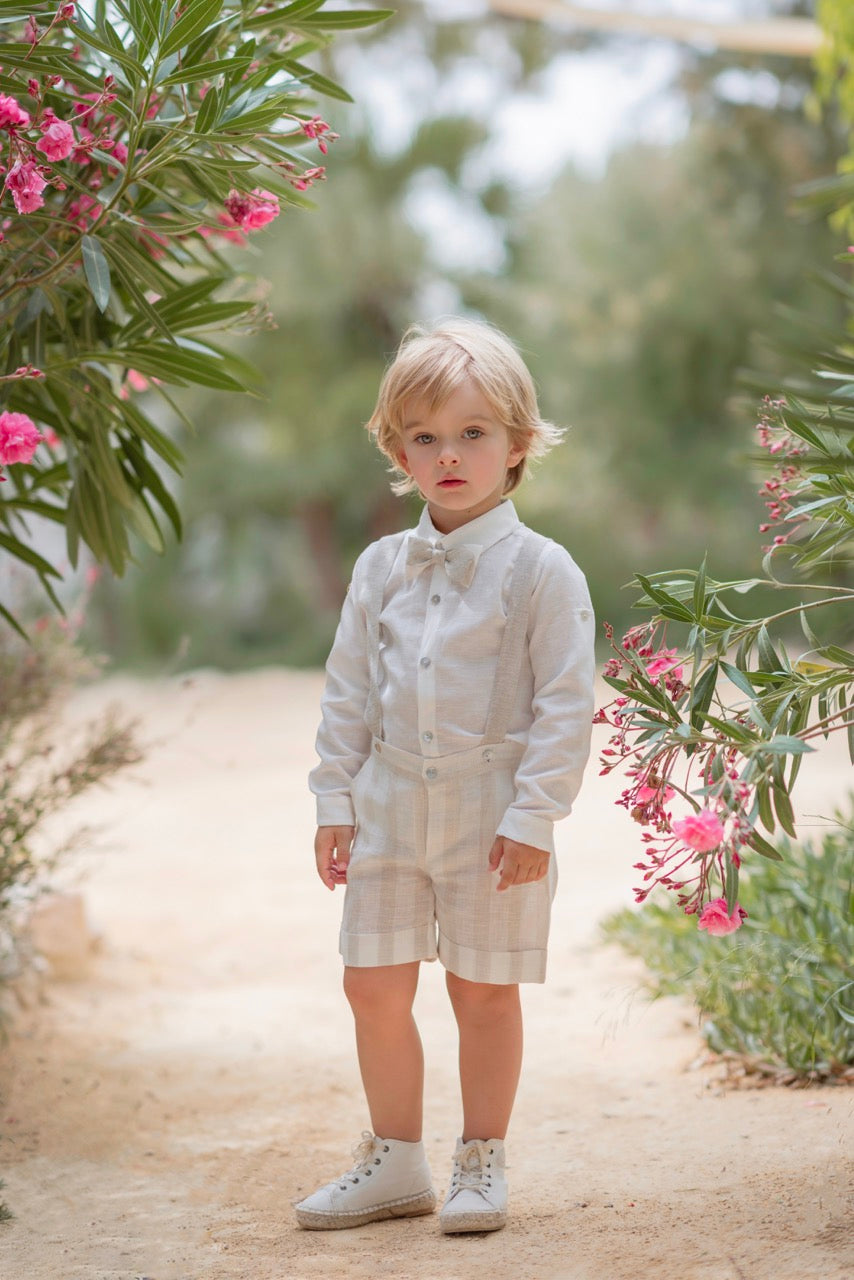 Traje de lino para niño con pantalón corto beige de tirantes - 591 - marca Mimilú
