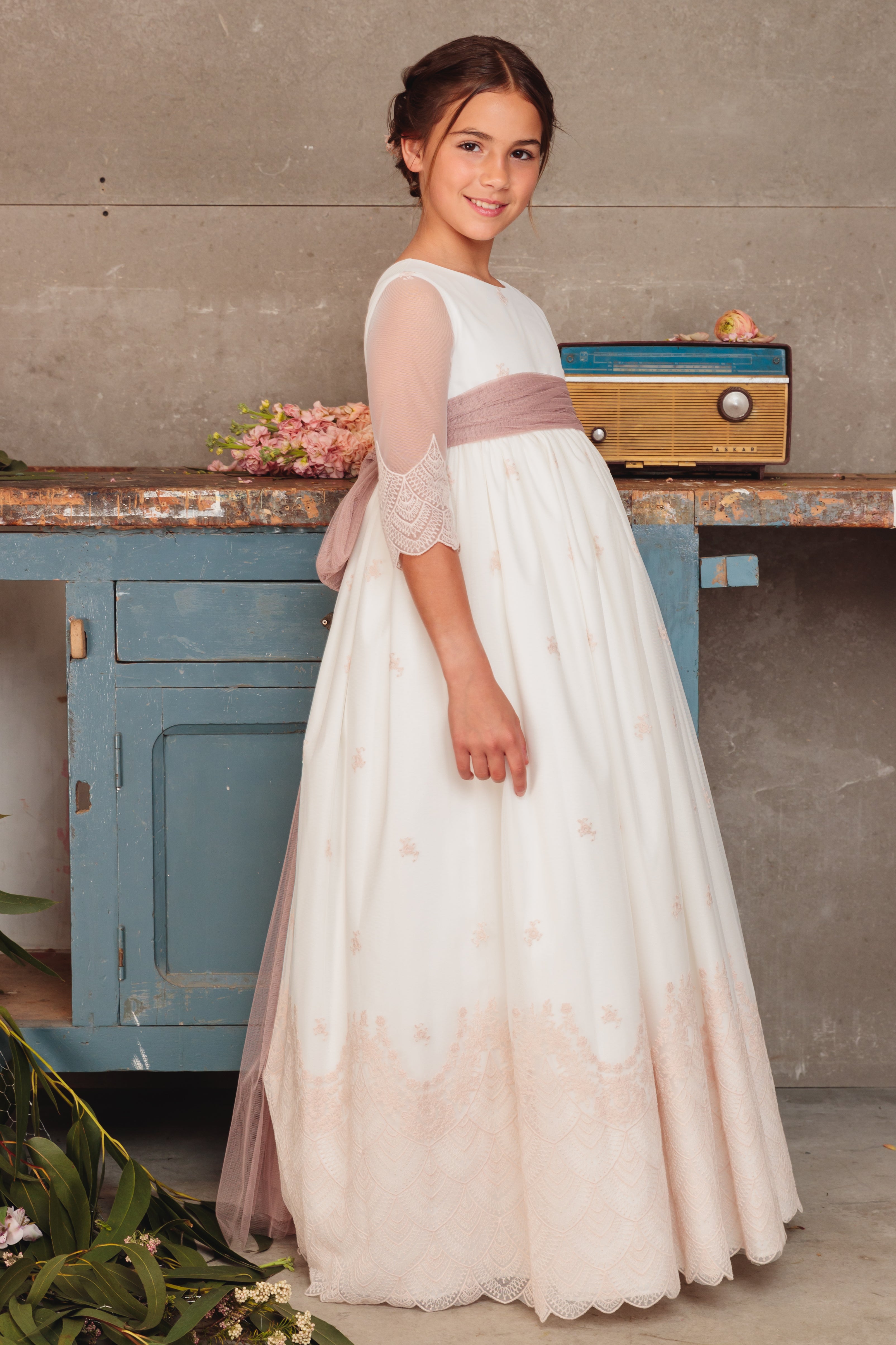 Vestido de comunión con bordados en tonalidades nude y rosa para niña - SIMONE - marca Flor de C