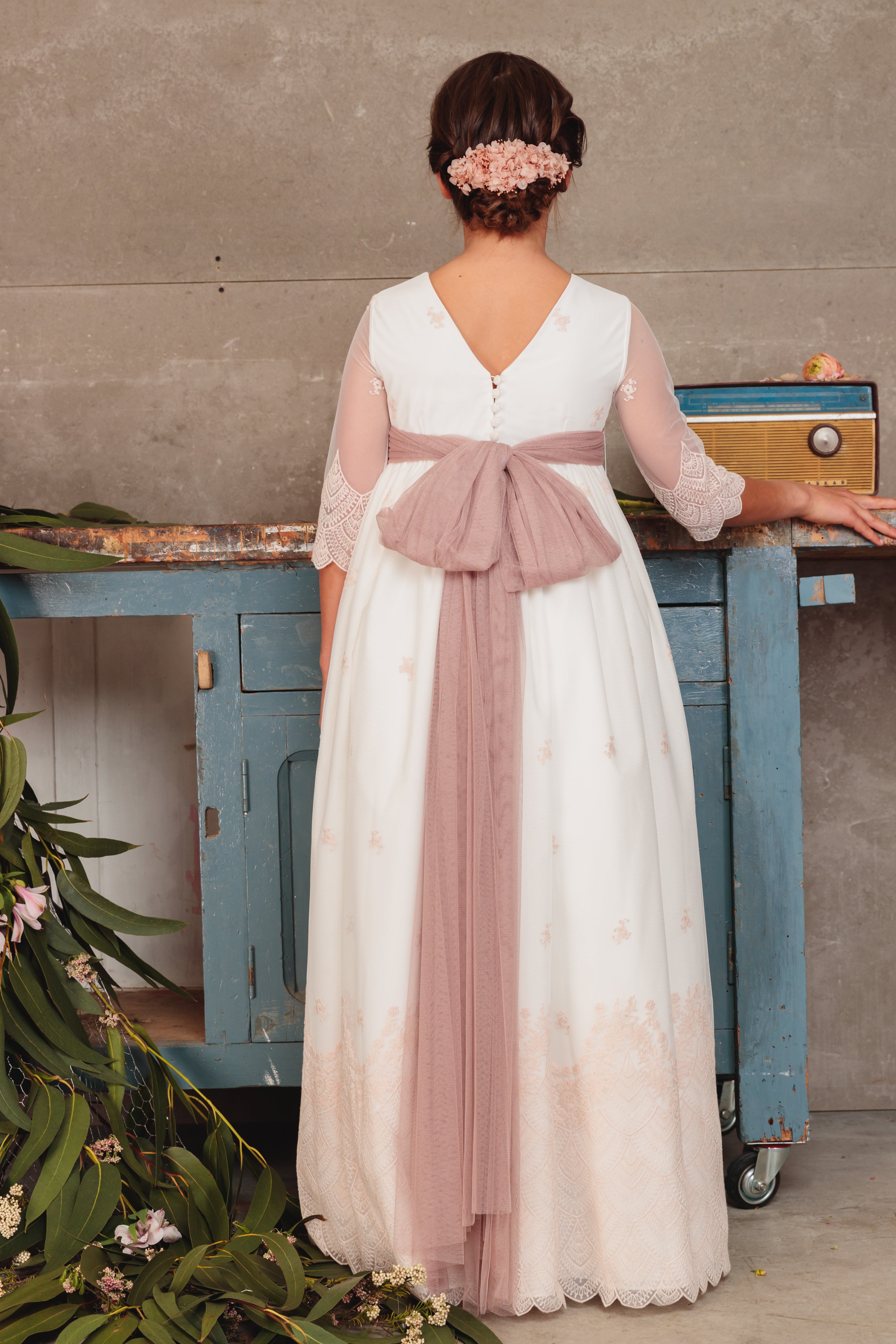Vestido de comunión con bordados en tonalidades nude y rosa para niña - SIMONE - marca Flor de C
