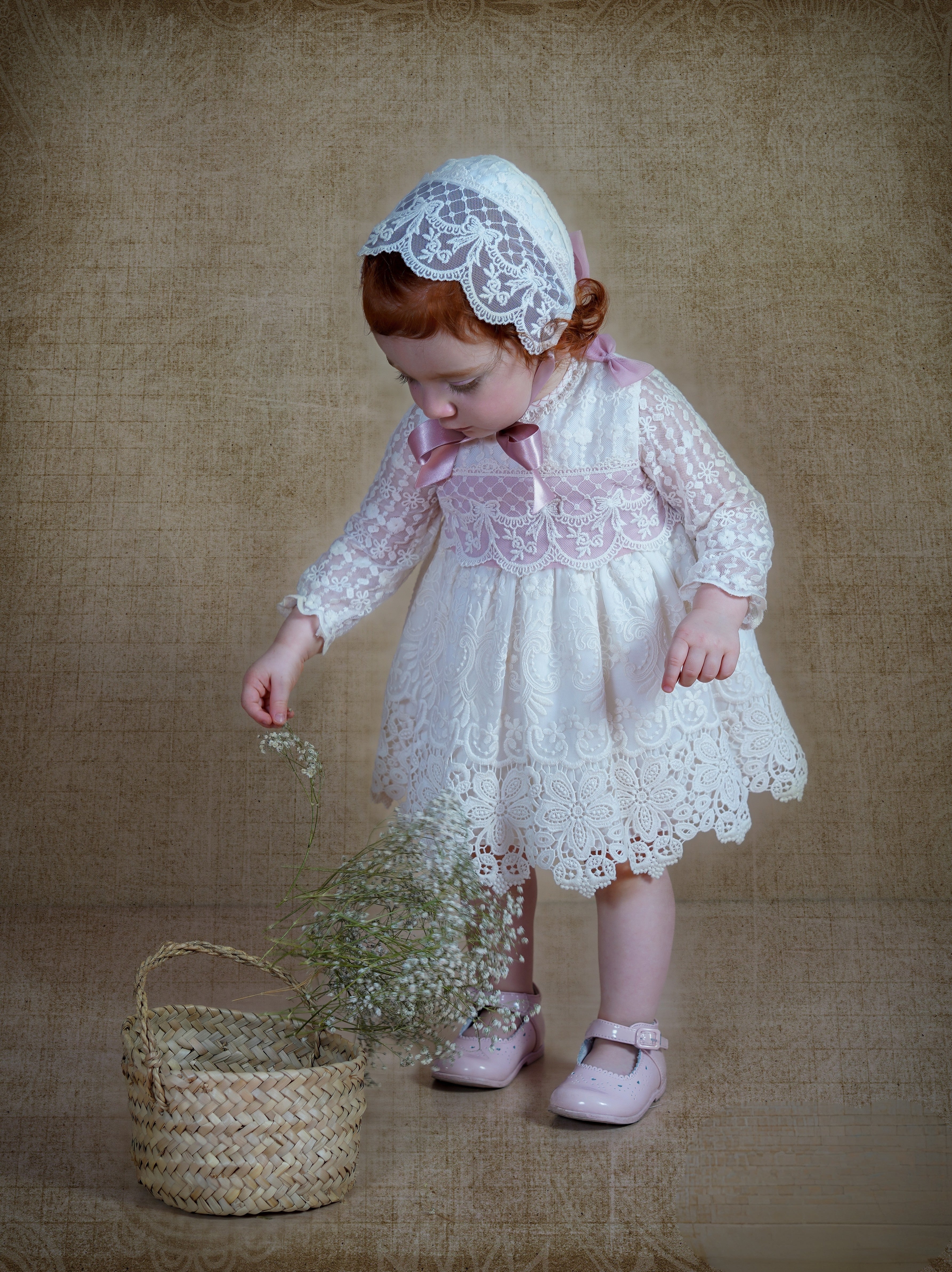 Vestido para bautizo en encaje crudo y rosa con braguita y gorro - 3101 - marca Mimosines