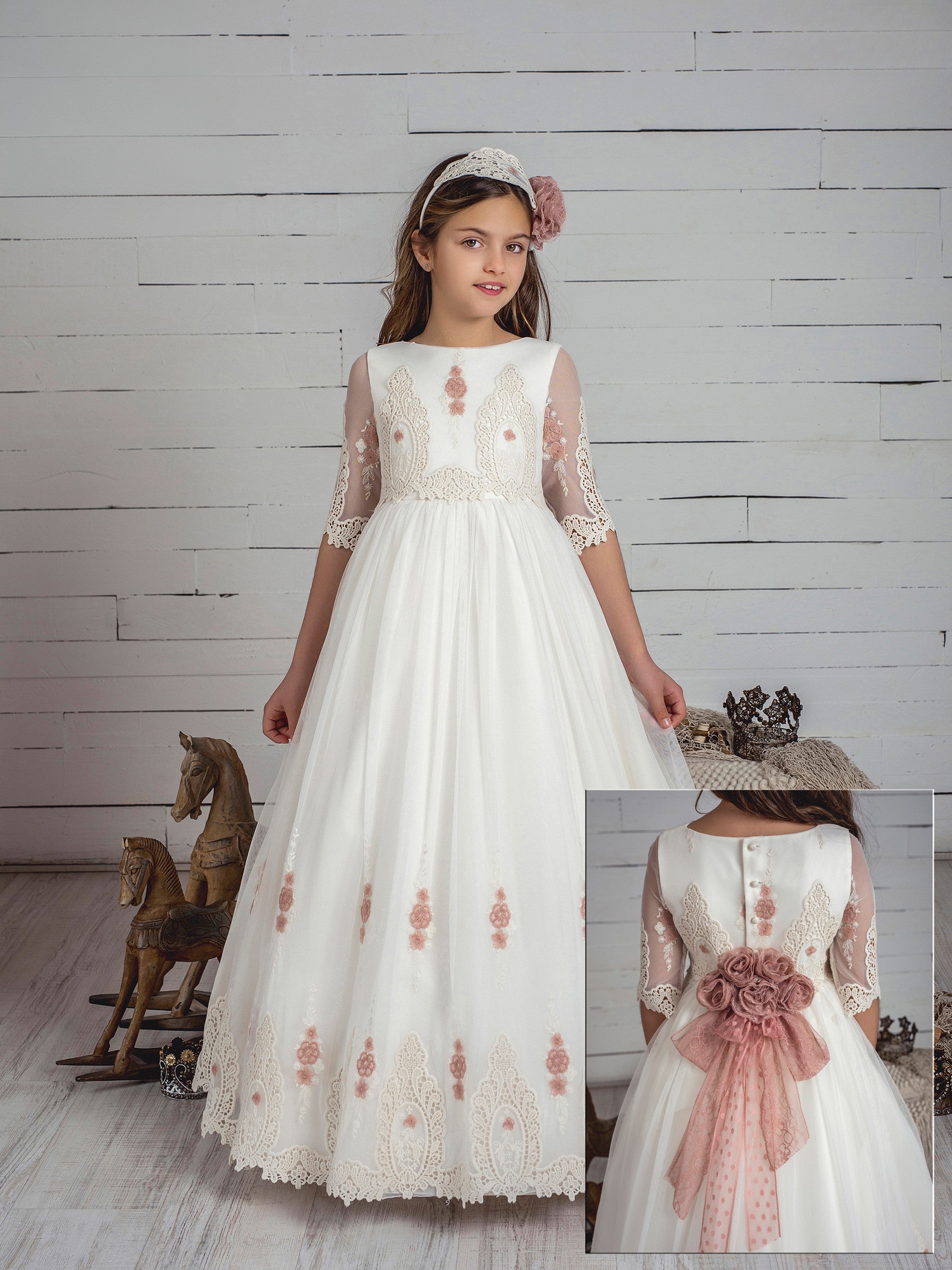 Vestido largo blanco bordado BOHO con lazo rosa para comunión  - L438 - marca Marla