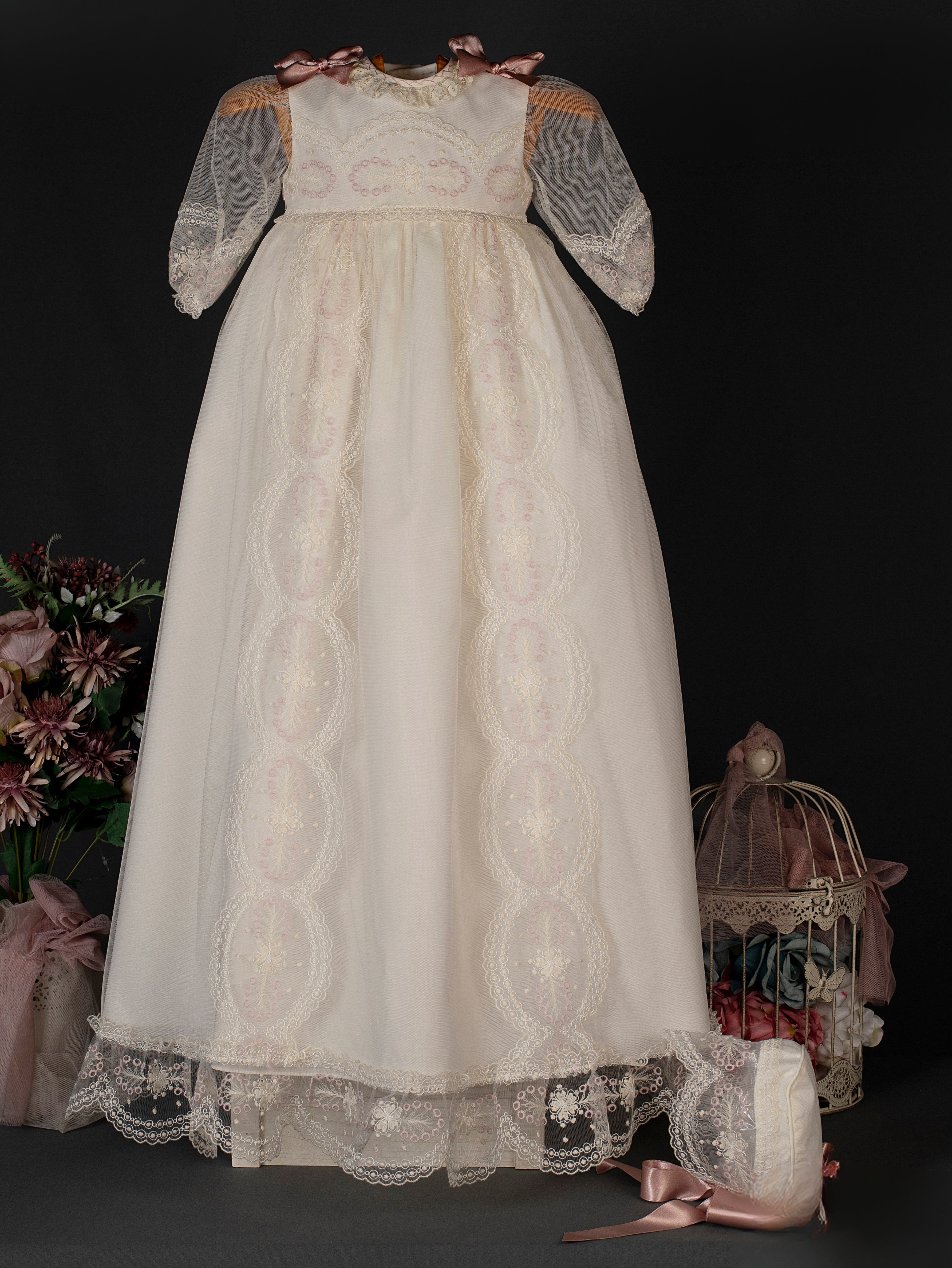 Vestido para bautizo crudo estilo faldón (ropón) con gorro  - 2918 - marca Mimosines