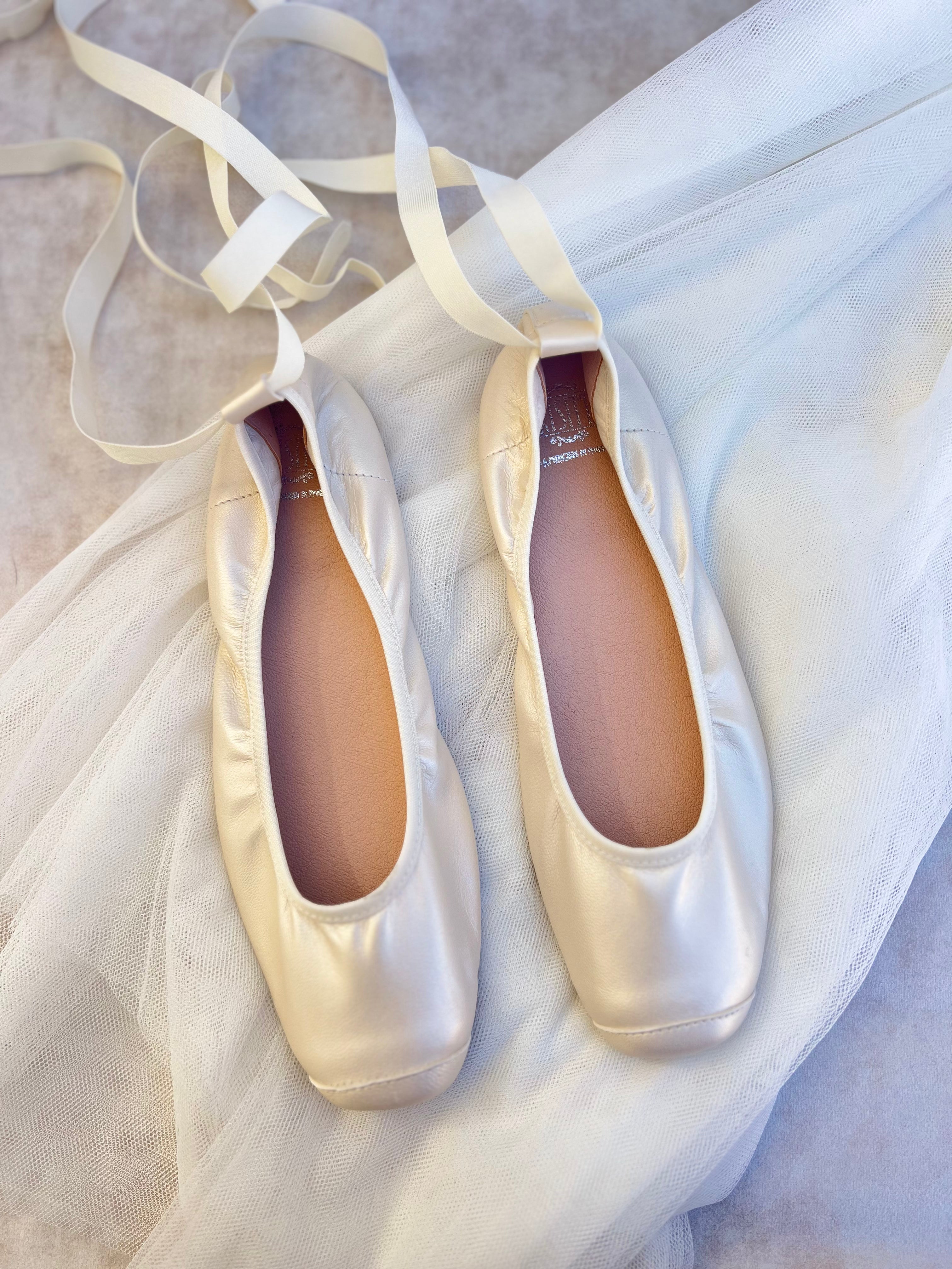 Zapatos Bailarinas de comunión en piel color NÁCAR - marca Flor de C