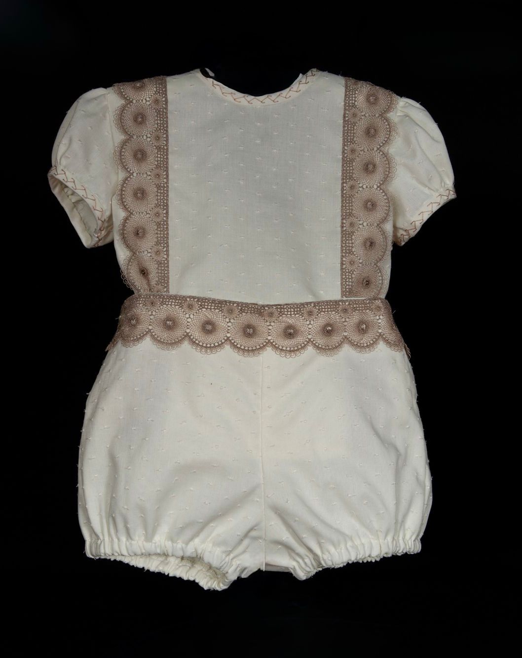 Conjunto para bautizo tela plumeti decorado con encaje para niños - 2697 - marca Mimosines