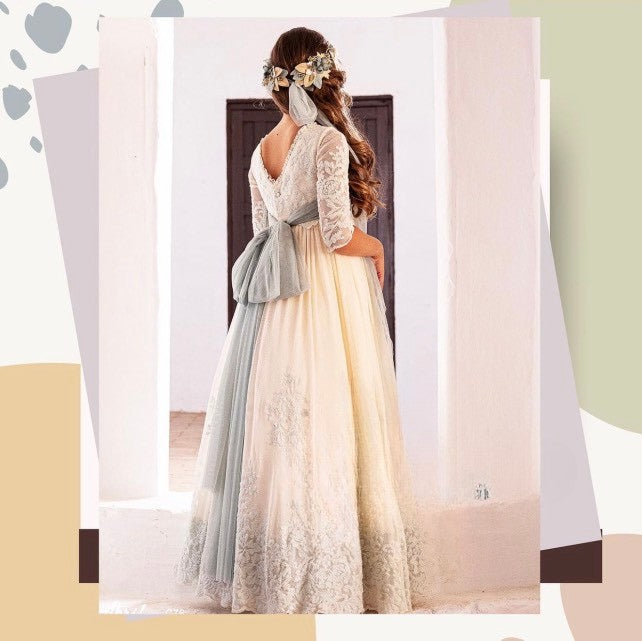 Vestido tono crudo decorado con bordado y lazada color azul - ABRIL - marca Manuela Macías