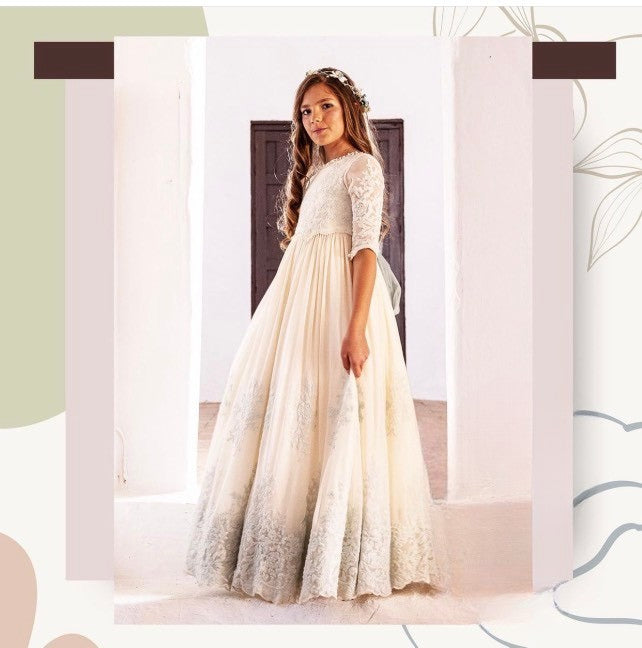 Vestido tono crudo decorado con bordado y lazada color azul - ABRIL - marca Manuela Macías