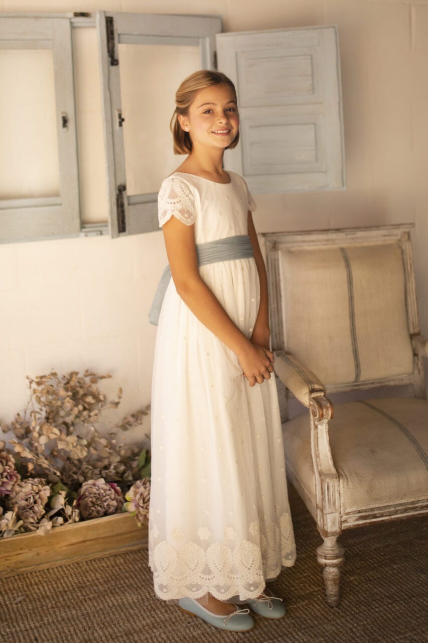 Vestido blanco con bordado crudo para comunión - LUNA - marca Coordinanos