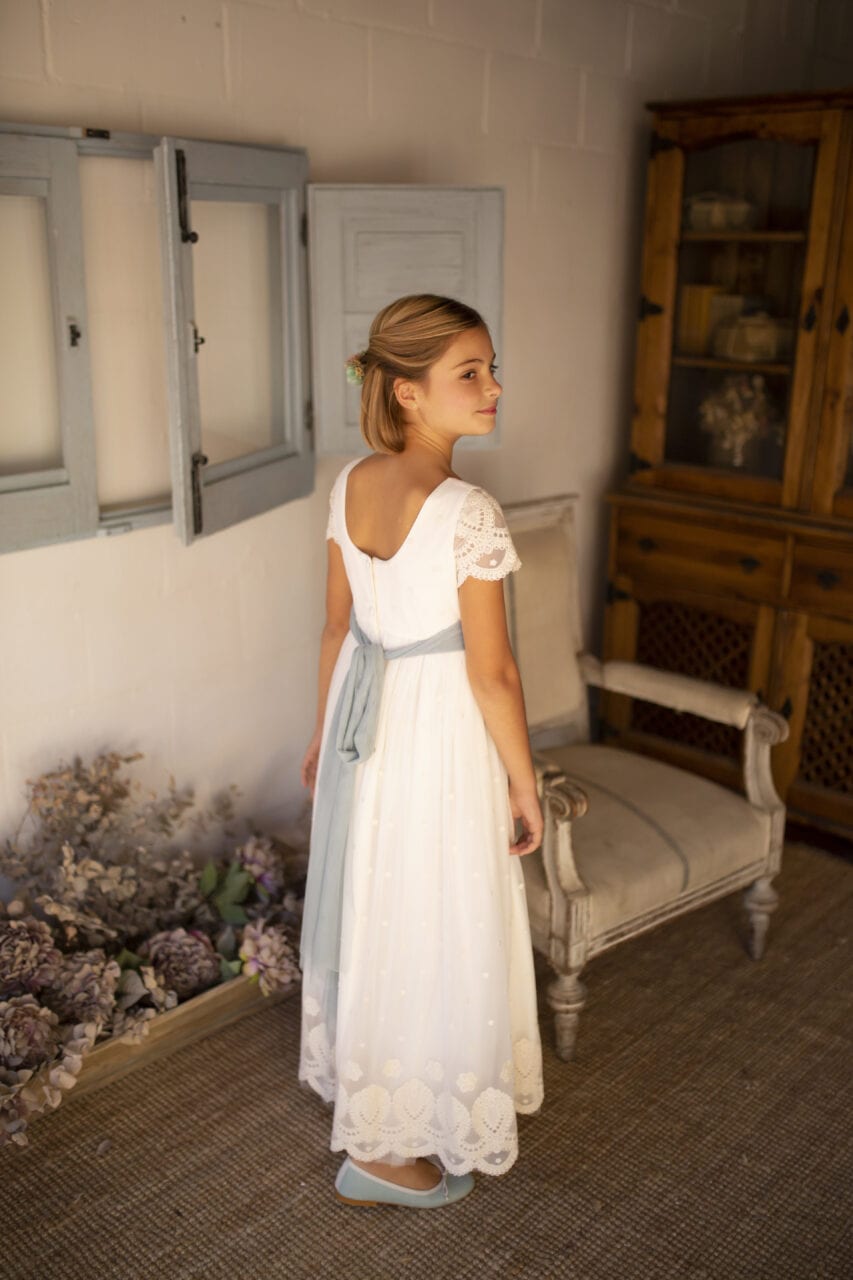 Vestido blanco con bordado crudo para comunión - LUNA - marca Coordinanos