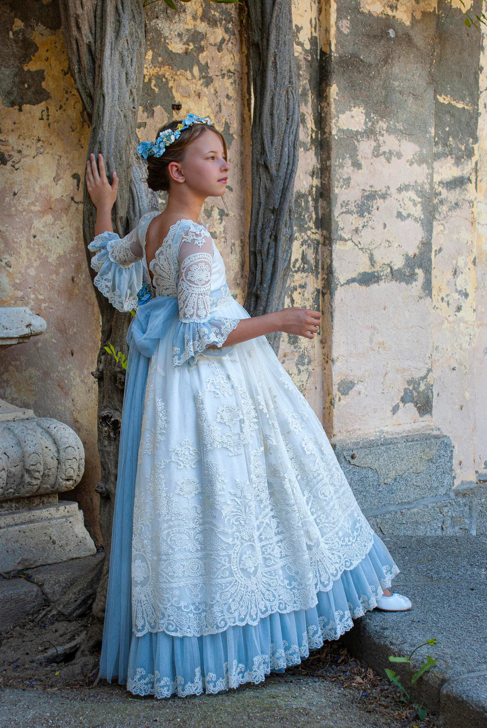 Vestido con encaje en tono crudo y fondos azules para comunión niña - POEMA AZUL - marca Mon Air