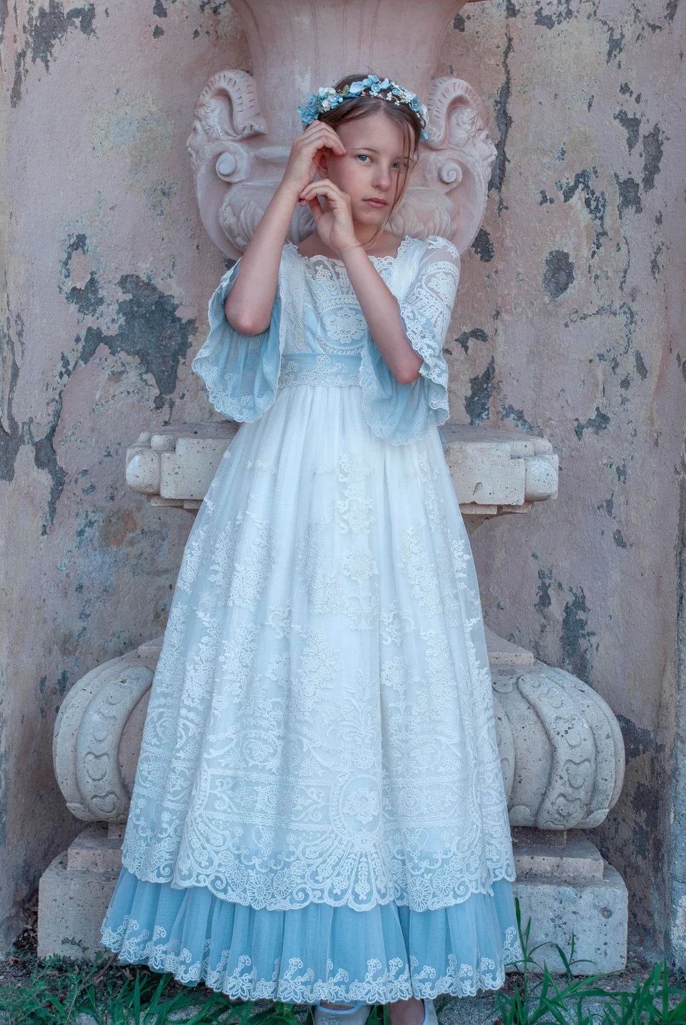 Vestido con encaje en tono crudo y fondos azules para comunión niña - POEMA AZUL - marca Mon Air