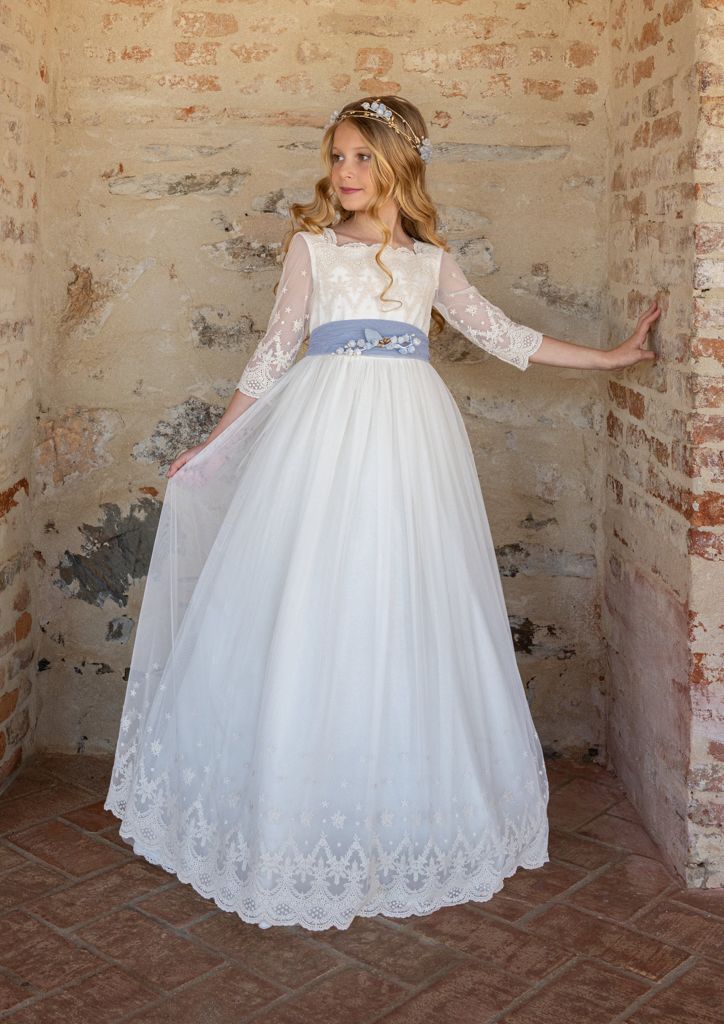 Vestido ALMA de comunión para niña de la marca Manuela Macías (corona de flores incluida)